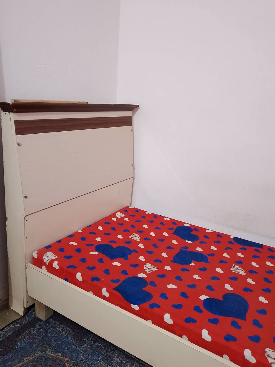 سرير للبيع
خشب mdf 
الطول مترين العرض 80cm
نضافة 90 %
السعر 60 و بي مجال بسيط 
للتواصل ***********
