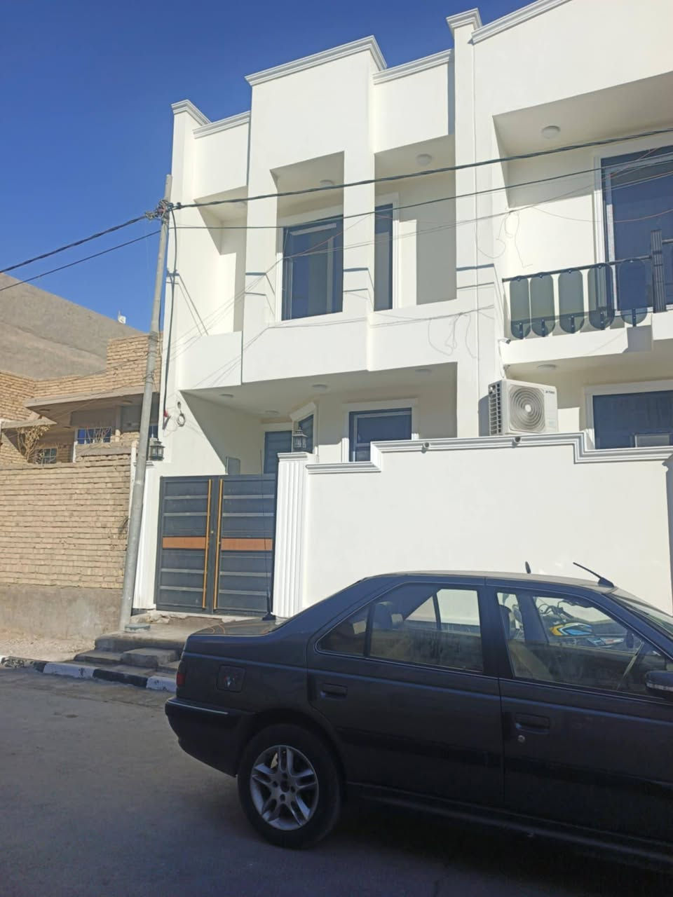 مشتملات للبيع في منطقه السياسين مساحه كل واحد منهم 100متر طابقين يحتوي كل مشتمل على  استقبال ومطبخ ٣مجاميع صحيه و ٣نوم قرب مدرسه الروان خدمات متكاملة الاتصال ***********
