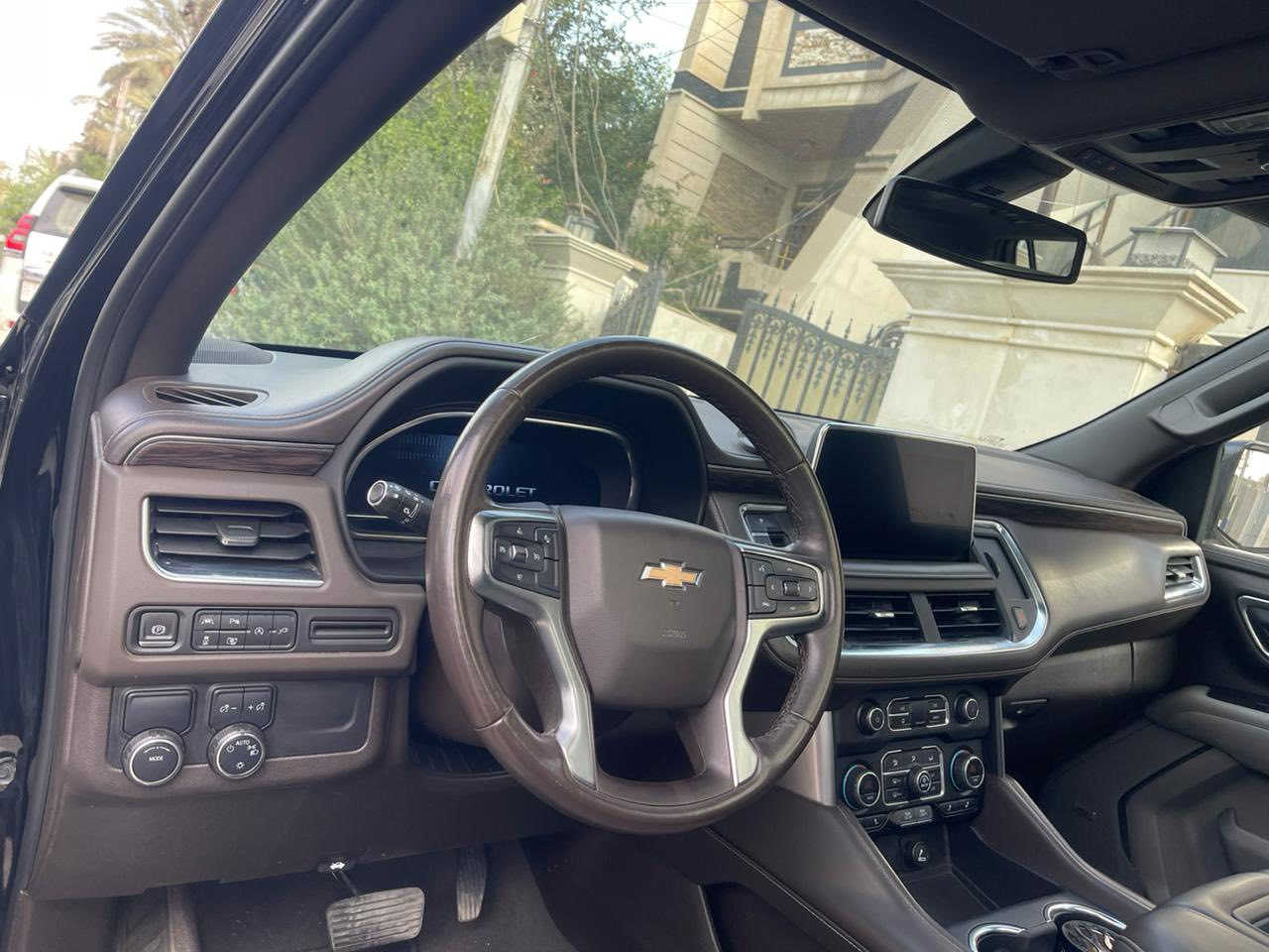 السلام عليكم 
عندي تاهو خليجي فئة lt رقم بغداد موديل 22 مكفوله من الصبغ بيها بكانين بارد صغار سيارة كلش نظيفة سعرها 47 الف دولار يعني اربع شدات وسبعين وبيها مجال للطيبين للعلم ماشيه 80 الف كيلو متر ومغلفه السيارة كولها للاستفسار هذا رقمي *********** مكاني الجادرية
