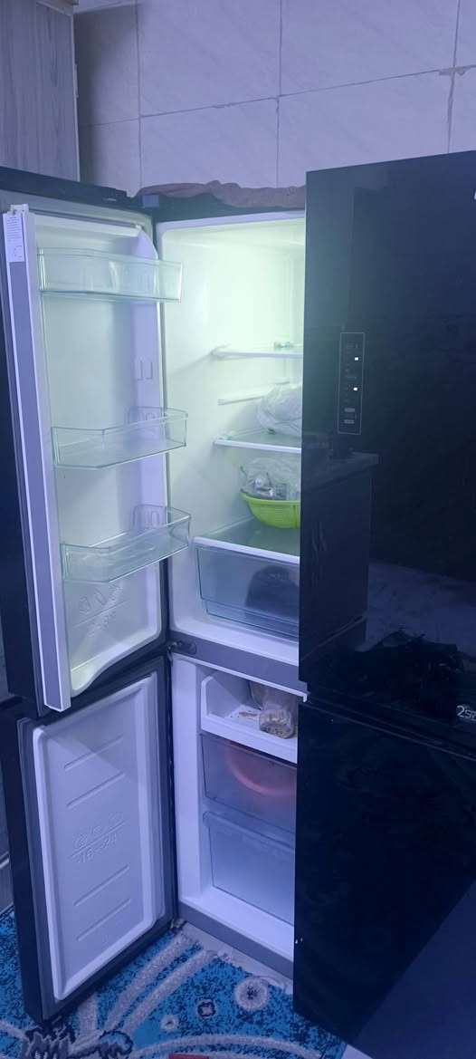 ثلاجة للبيع اربع بيبان فريز جوة وتبريد فوك  ثلاجة نضيف  المكان البصرة البراضعية  ***********
