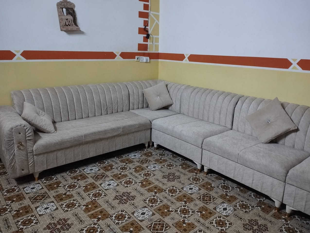 ديوان نضيف اي عيب مابيه السعر 200  ويه ميز الشراي يخابر ***********
