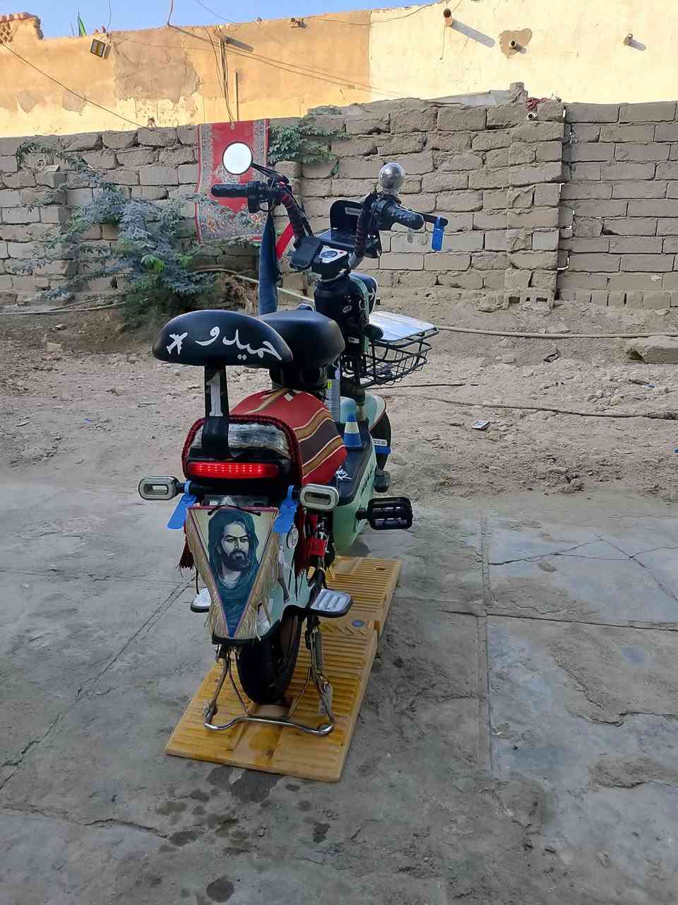 السلام عليكم دراجه شحن للبيع حجم 14 نضيفه مجبزه اخر حبايه عوزه بطاريات 2 لن جانت مضمومه السعر 350 وبيه مجال الرقم *********** وبي واتساب
