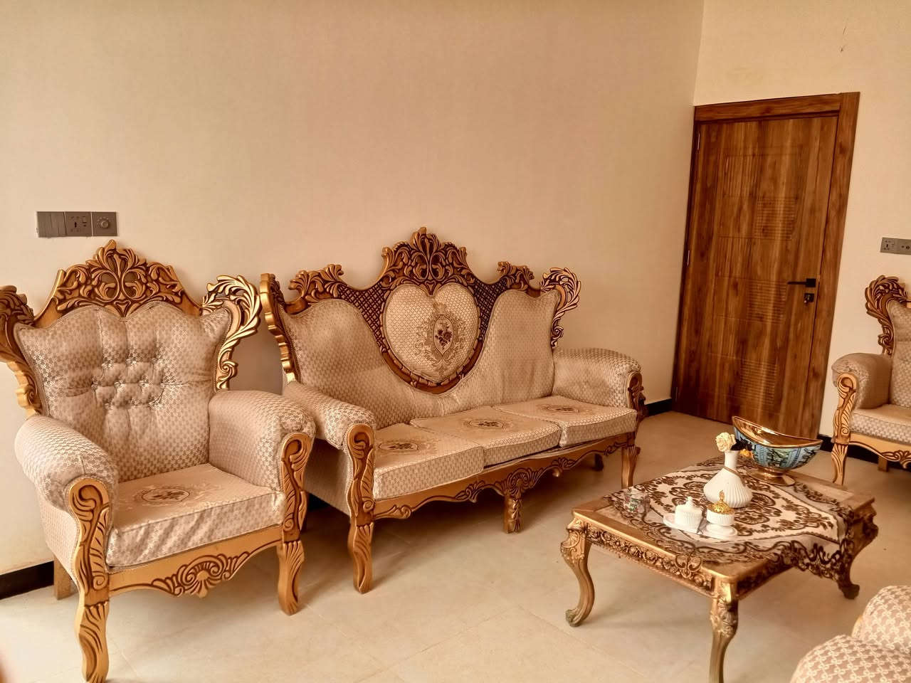 تخم ملكي عشر مقاعد كل ضرر ما بي لا بالخشب ولا بالقماش عشر مقاعد مع طبلات خمسة 350,000


**إذا كنت صاحب هذا الإعلان وتريد حذفه لأي سبب، رجاءا أرسل رسالة إلى الدعم الفني**