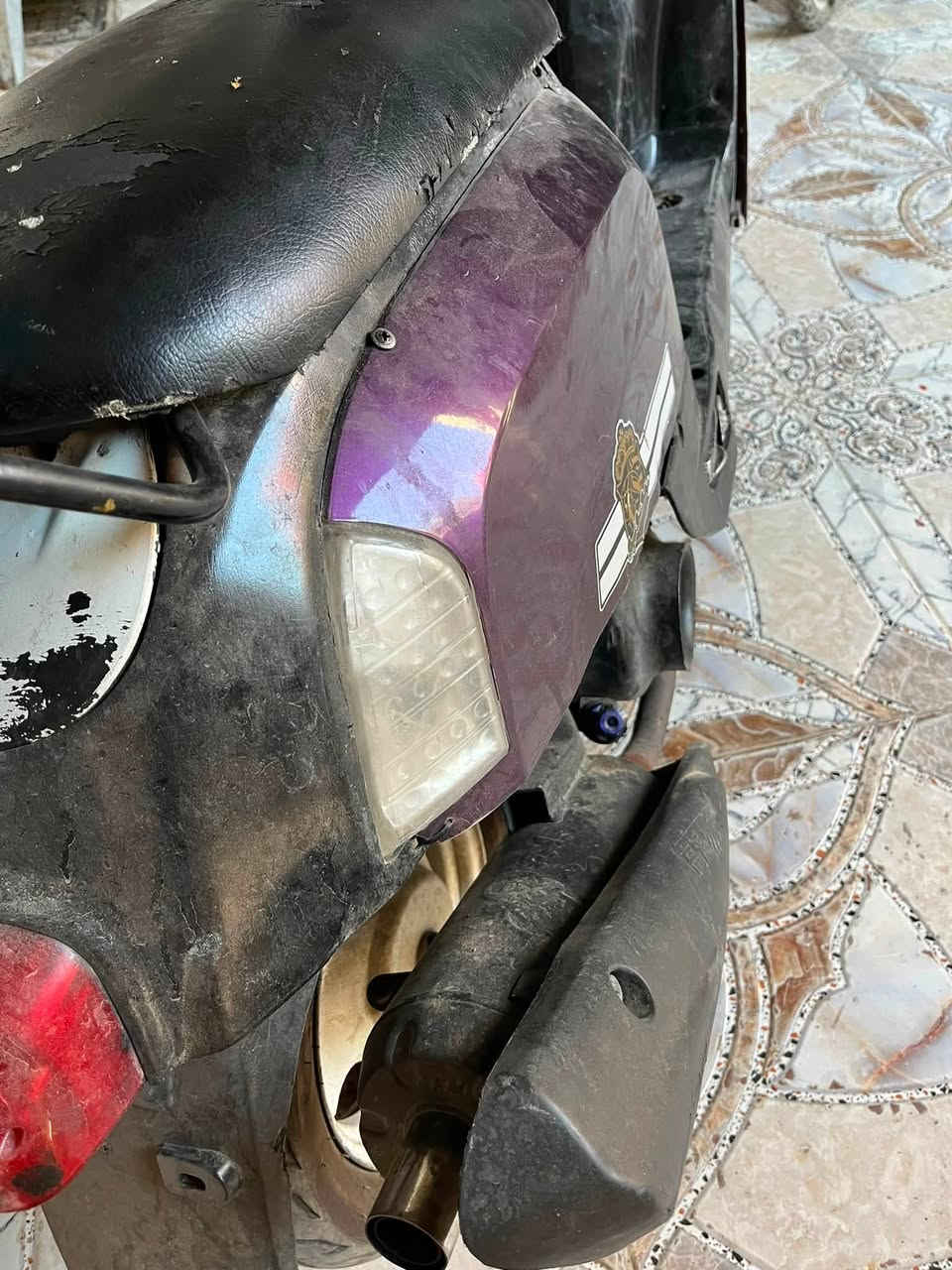 السلام عليكم دراجه بوليسي دراجه ضلت تخربط وقفلت سرعته ع٦٠ وره فتره طفت وديته لمصلح كال گابريتر هسه هيه تشتغل بس مختنكه، المهم ابيعه ع وضعه دراجه كدام عينكم وياها الكزوز البلادي يجي دراجه نصبته حلوه 
يرادله ترتيب متروكه انا مالي واهس بيها  ابيعه كوم حديد كوم حديد

سعرها ٢٥٠ وبيها مجال قليل مكاني بصره 

رقمي ***********
