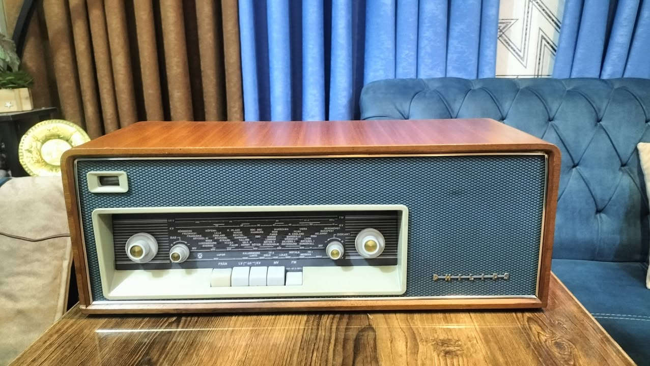 راديو فيلبس انتيكا لمبات انتاج نهاية الخمسينات مصنوع من الخشب وواجهة معدنية زيتونية نادرة جدا ضمن اصدارات هذه الشركة. يلتقط موجات FM وبقية الموجات المتوسطة والقصيرة وذو صوت ستيريو دافئ.
الحالة ممتازة. عرض الجهاز ٥٠ سنتيمتر وطول وعمق ٢٠ سنتيمتر.
الجهاز يعمل بكفاءة كما معروض في الفيديو المرفق، وبسعر ٢١٠ الف، ويتوفر توصيل بتغليف محترف إلى كل المحافظات.


**إذا كنت صاحب هذا الإعلان وتريد حذفه لأي سبب، رجاءا أرسل رسالة إلى الدعم الفني**