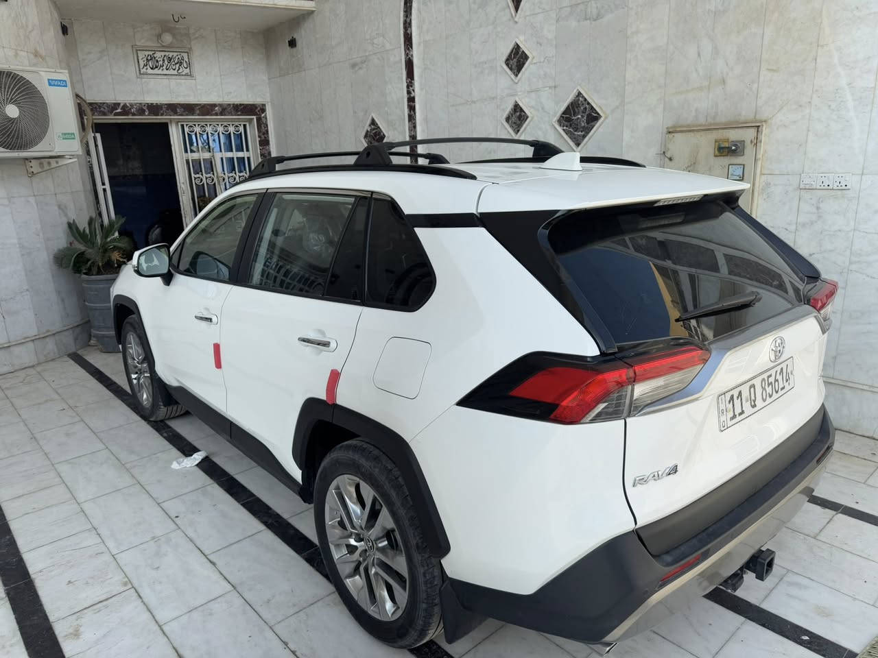 سلام عليكم
تيوته راف فور  موديل 2023 

فول كامل مواصفات  ياباني 

يمنه محوره بيها صبغ ربع الباب الصدر  مضروب الجاملغ الامامي ومصلح

اي استفسار التصال ***********//***********
