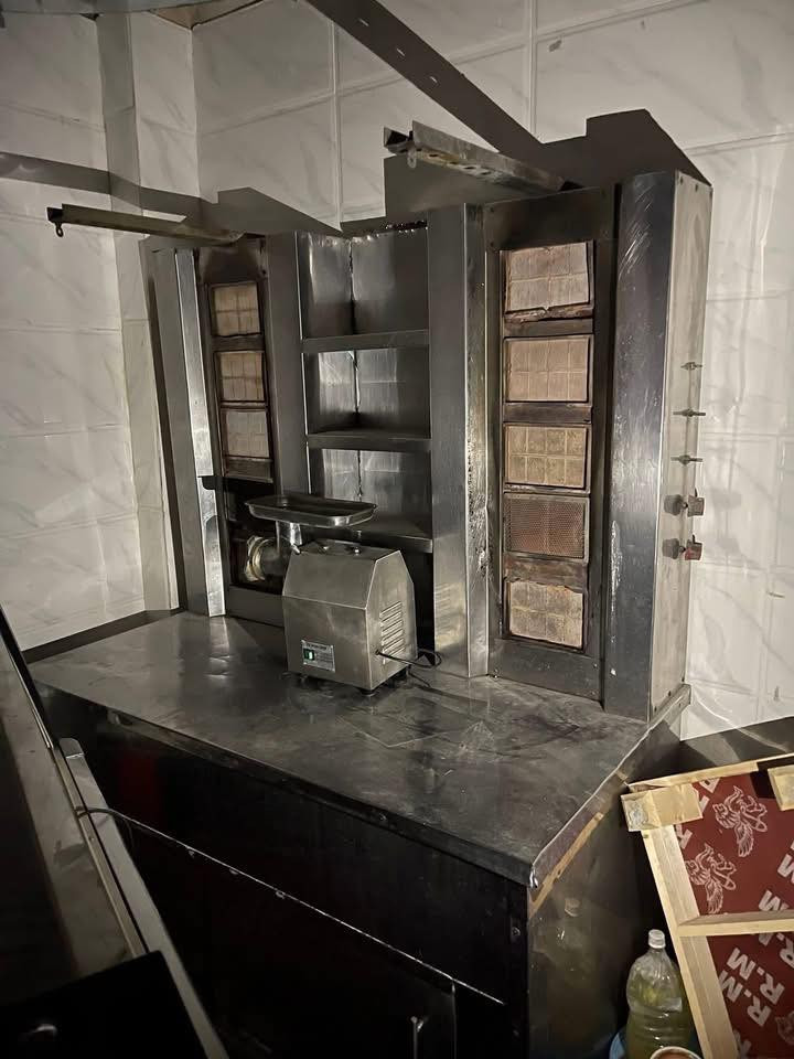 السلام عليكم غراض مطعم متكاملة من كلشي
شواية دجاج / شواية كص دبل / حوض مزدوج مال كلي سل ستيل ثقيل  / مجمدة كبيرة / مجمدة صغيرة/ سفريات متنوعة كثيرة / مغاسل ٢ / دكتات دفع وسحب خمسين إلى ستين متر وبوجات ٣ كل واحدة ٢ متر / مبرة كبيرة اكبر حجم / ساحبات صناعية ٢ حجم ٨٠* ٨٠ / ساحبة صناعية حجم ٦٠مربع/مثرامة لحم صناعية الماني حجم ٢٢

***********
