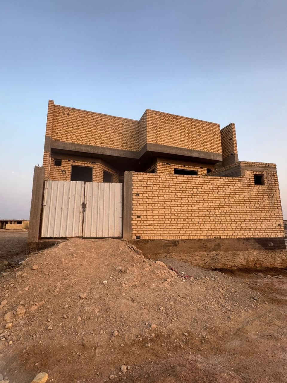 بيت للبيع /السماوه 
مساحه ٢٠٠متر ركن وشارع ٢٠متر مقابل خدمات 
منطقه (٢٢)مجاور مجمع محامد شغل درجه اولى 
رقم العقار (٣٧١٧)
مطلوب للمصرف (٦٥)مليون السعر الكلي ١٥٥مع المجال 
للأستفسار ***********/***********
مكتب الوطن للعقارات 
ملاحظه مستعدون لاستقبال كافه العروض العقاريه
