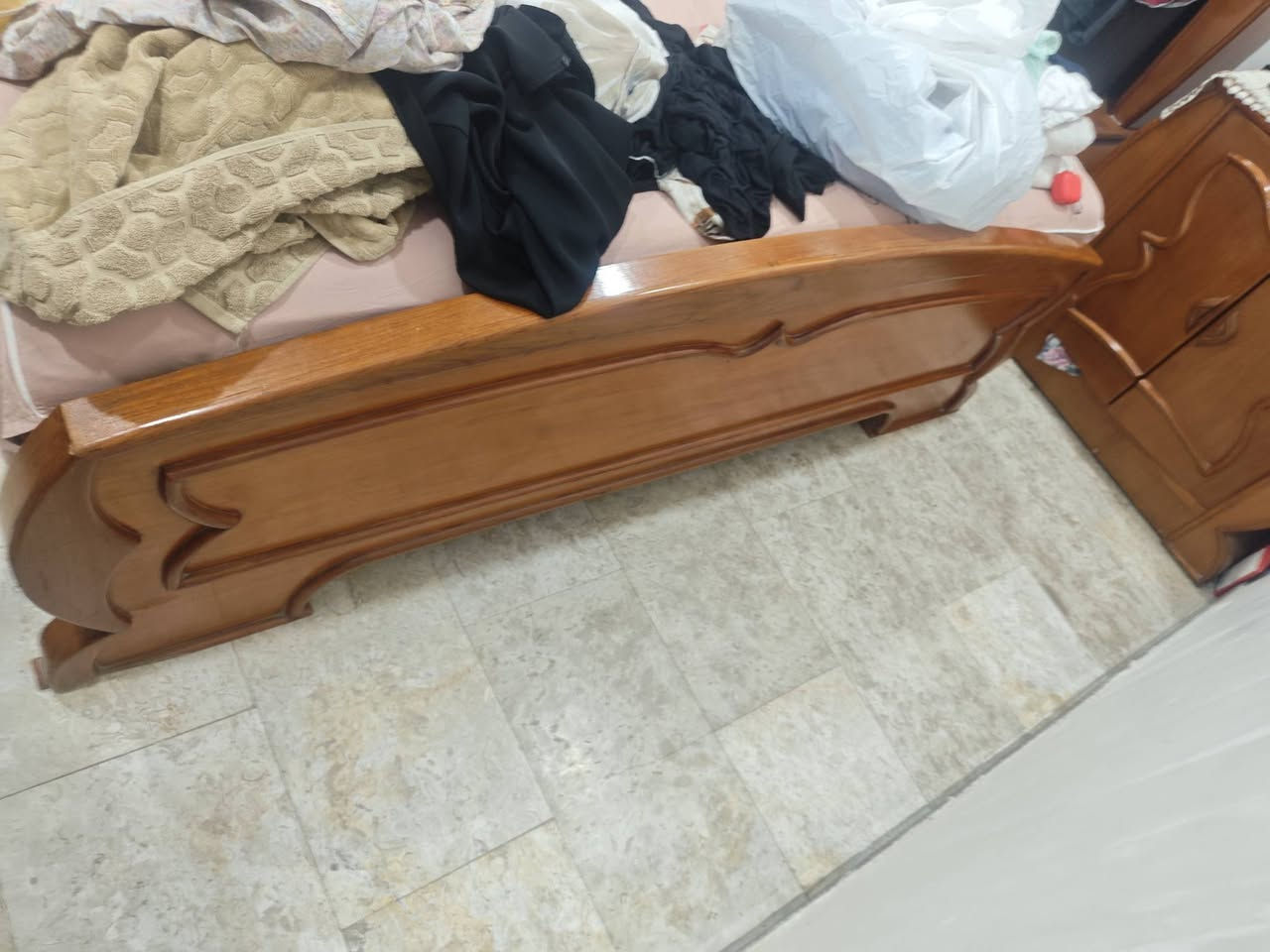 غرفة صاج عراقي ارقة واقوة خشب للبيع نظيفة كلش بس صومية بيه كسر يرادله صيانة العنوان بغداد حي اور *********** سعر مليون وذا تريد ابو كية نقل موجود تتفق انت ويا
