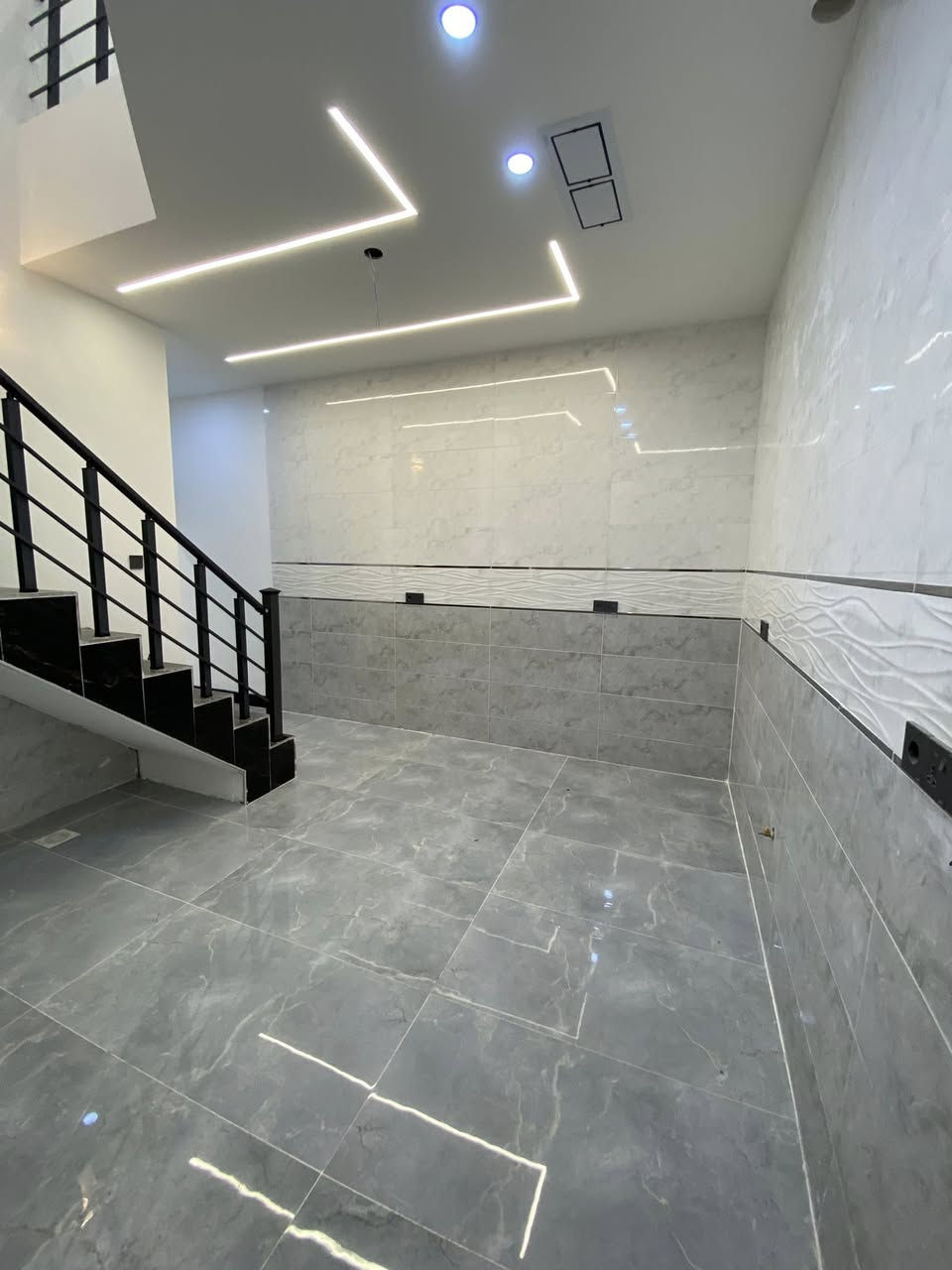 🏠اعلان اعلان
دار للبيع
موقع مميز
~~~~~~~~~~~
📄طابو ملك صرف
🧱بناء درجه اولى
~~~~~~~~~~~
سقف مغربي ✔️
واجهة فلين✔️
نظام تبريد مركزي✔️
بناء هندسي✔️
~~~~~~~~~~~~
📐المساحه:-100م
📐الواجهة :5م
~~~~~~~~~~~
📍الموقع :اسرى و المفقودين
خلف صيدليه جواهر
~~~~~~~~~~~
💸السعر الدار الواحد :-123مليون وقابل للتفاوض
~~~~~~~~~~~
الطابق الاول  يحتوي:-
استقبال +هول+مطبخ 
غرفه نوم+صحيات
~~~~~~~~~~~
الطابق الثاني يحتوي على:
هول +صحيات+غرفه نوم
~~~~~~~~~~~
للاستفسار اكثر الاتصال على
***********📱
~~~~~~~~~~~
نستقبل جميع العروض 
🏠السكنيه  🏛️التجاري
