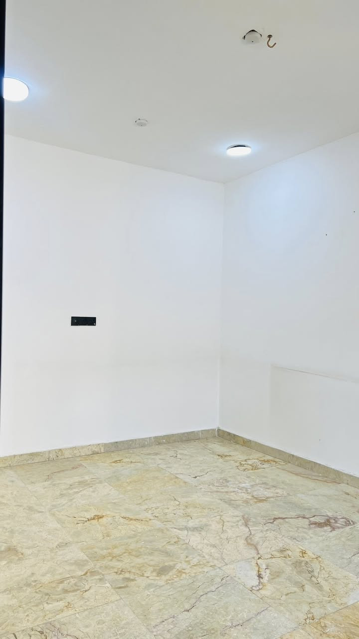 شقة في شارع الوفود تحتوي على غرفتين وديوانيه ومطبخ وصحيات ارضية ويجود طابق اول نفس التصميم سكن مكاتب شركات موظفين طلاب سعر الأيجار 800 | للأستفسار *********** |#زين_المنصوري
