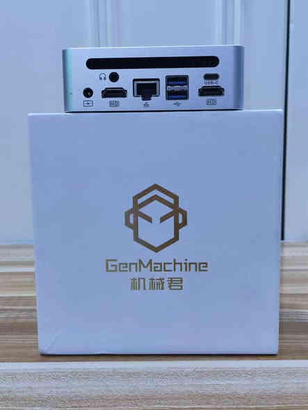 🔥 Mini PC – Gen Machine (أداء عالي جداً)

🔻 ملاحظة مهمة:
المعالج من نوع H وليس U.
هذا يعني High Performance = أداء صاروخي، سرعة معالجة عالية جداً، مناسب للمهام الثقيلة بدون تهنيگ.

---

⚙️ المواصفات الكاملة:

المعالج (CPU):
AMD Ryzen 7 5800 H 
 أداء قوي للمهام المكثفة والبرامج الثقيلة

كرت الشاشة (GPU):
AMD Vega 8  (7nm بدقة تصنيع حديثة ) –
 ممتاز للعمل، التصميم، والملتميديا

الرام (Memory):
16GB DDR4 – قابل للتطوير 
كافية جداً للتعدد بالمهام وتشغيل برامج
 كبيرة

التخزين (Hard):
512GB SSD M.2 – سريع جداً في الإقلاع وفتح البرامج

الاتصال:
✔️  داخلي Wifi
✔️  داخلي Bluetooth

المنافذ:
موضّحة بالكامل بالصور المرفقة (USB – HDMI – Type-C – LAN… إلخ)

---

📦 المحتويات:

الشاحن الأصلي

الكارتون الأصلي

جميع الملحقات داخل العلبة مع 🎁 ماوس هدية 🎁
---

💨 الاستخدامات المناسبة:

✔️ شغل مكثف وبرامج ثقيلة
✔️ الدراسة والأوفيس
✔️ التصميم الخفيف
✔️ تصفح سريع جداً
✔️ جهاز صغير وخفيف وينطيك أداء حاسبة كبيرة
---
🎮 الألعاب التي يشغّلها + معدل الـ FPS

✅ ألعاب eSports (ممتاز بيها)

Valorant — 70–120 FPS (إعدادات Low–Medium)

CS:GO / CS2 — 60–90 FPS (Low–Medium)

Fortnite — 45–60 FPS (Performance Mode)

League of Legends — 100–160 FPS (High)

Dota 2 — 60–90 FPS (Medium)

Rocket League — 70–100 FPS (Medium)

---

🎮 ألعاب خفيفة / Story

The Witcher 3 — 35–50 FPS (Low–Medium)

Shadow of the Tomb Raider — 28–40 FPS (Low)

Far Cry 5 — 35–50 FPS (Low–Medium)

Resident Evil 4 Remake — 35–45 FPS (Low–Balanced)

---
🎮 ألعاب قديمة وقوية الأداء

Skyrim SE — 70–100 FPS (High)

Fallout 4 — 45–60 FPS (Medium)

BioShock Infinite — 90–120 FPS (High)

Dark Souls 3 — 50–70 FPS (Medium–High)

💰 السعر:

350,000 دينار فقط 😍

📍 الموقع: بابل – المسيّب
📩 التواصل خاص أو على: *********** الفلوجة
