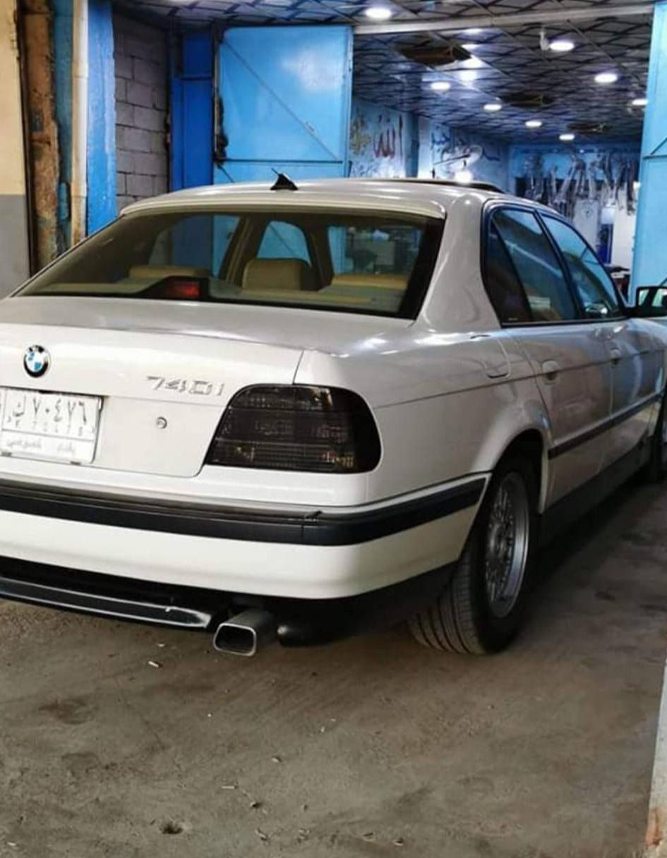 بي ام دبليو كاسحة ١٩٩٧ اصل ٧٤٠ سنوية باسمي 
شرط تحويل 
مواصفات فول فتحة 
هيتر بالمري قلاب تعتيم 
باتري جديد 
صدر جديد امامي خلفي 
تبريد شغال جاهزة 
 ممتواجد فيس 
شيراي يتصل على : 
***********
