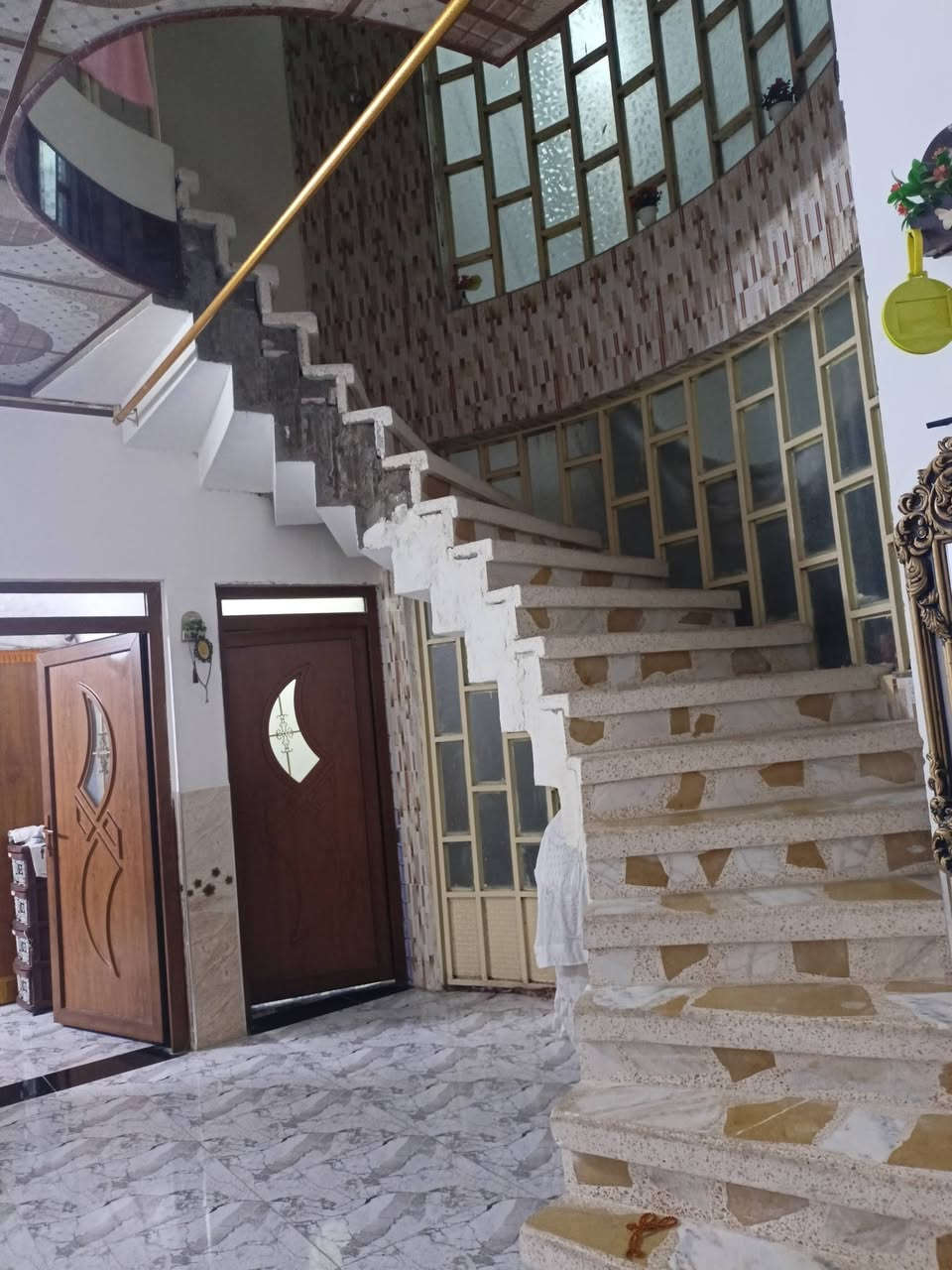 بيت للبيع العنوان حي الرشيدية المساحه 170 واجهة 7 ونص
البيت طابقين : طابق الأرضي 
غرفه نوم كبيره 
هول 
استقبال 
مطبخ 
صحيات 
الطابق الثاني: 3 غرف وغرفه سويت 
وهول وبيتونه بالطابق الثالث 

الاستفسار الاتصال عبر الرقم

 ***********
