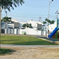 خانوی مامۆستایان  ڕوی قیبلە سەر حەدیقە  دەکت و مەغریبی و سەر ئاوی دەرە...