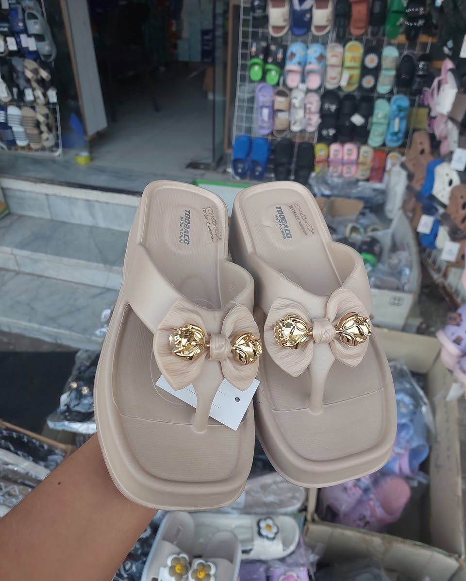 ✨ توفّر الآن سليبر  نسائية وبناتية ✨
موديلات عصرية وأنيقة وحلوة 👡💕
🔹 القياسات المتوفرة: 36 – 41
🔹 قصّات عصرية وحلوة
🔹 خفيفة ومريحة باللبس
🔹 خامة مرتبة وجودة ممتازة
دللي نفسج بأجمل الموديلات وبأسعار مناسبة 💖
📍 محل كرار باجي
العنوان: الكوت – حي الزهراء قرب مركز الخلود
شرفونا بالمحل وكل الهلا بيكم 🌸


**إذا كنت صاحب هذا الإعلان وتريد حذفه لأي سبب، رجاءا أرسل رسالة إلى الدعم الفني**