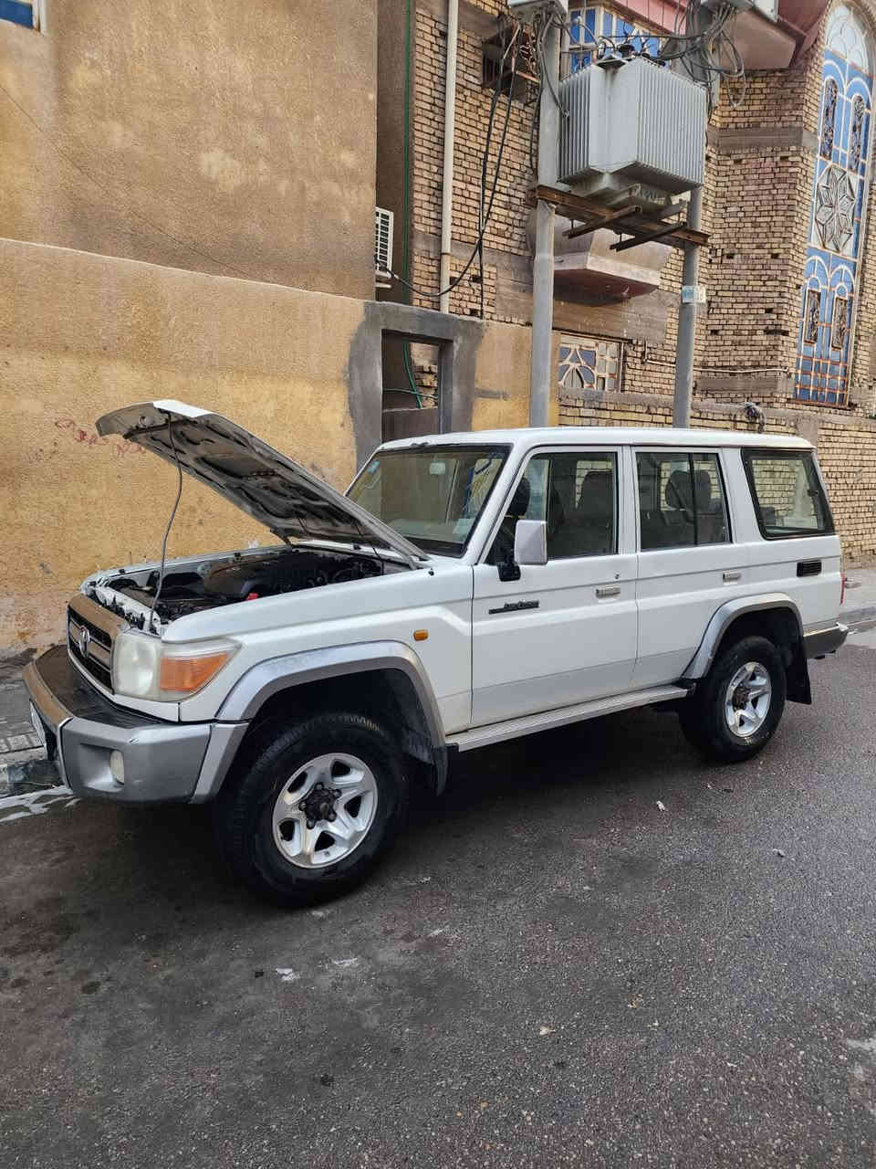 السلام عليكم سياره للبيع لاندكروز. 2013 بانزين كير عادي رقم البصره  ***********
