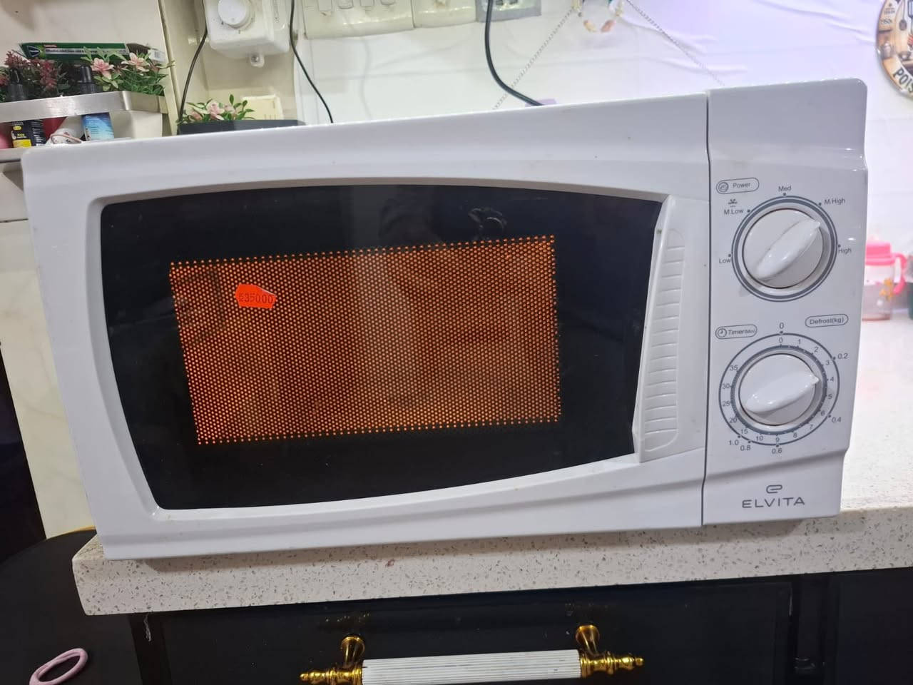 باله مستخدم عندي ١٣ قطعه 
ميكروويف من نوع Elvita (طراز Elvita M203)، ويتميز بالمواصفات التالية: 
السعة: 20 لتر.
الطاقة: 700 واط.
الوظائف: يحتوي على مستويات طاقة متعددة وخاصية إذابة التجميد (Defrost).
التصميم: لون أبيض مع واجهة زجاجية سوداء ومفاتيح تحكم يدوية.
ب٦٥ 
توصيل جميع المحافظات ٥


**إذا كنت صاحب هذا الإعلان وتريد حذفه لأي سبب، رجاءا أرسل رسالة إلى الدعم الفني**