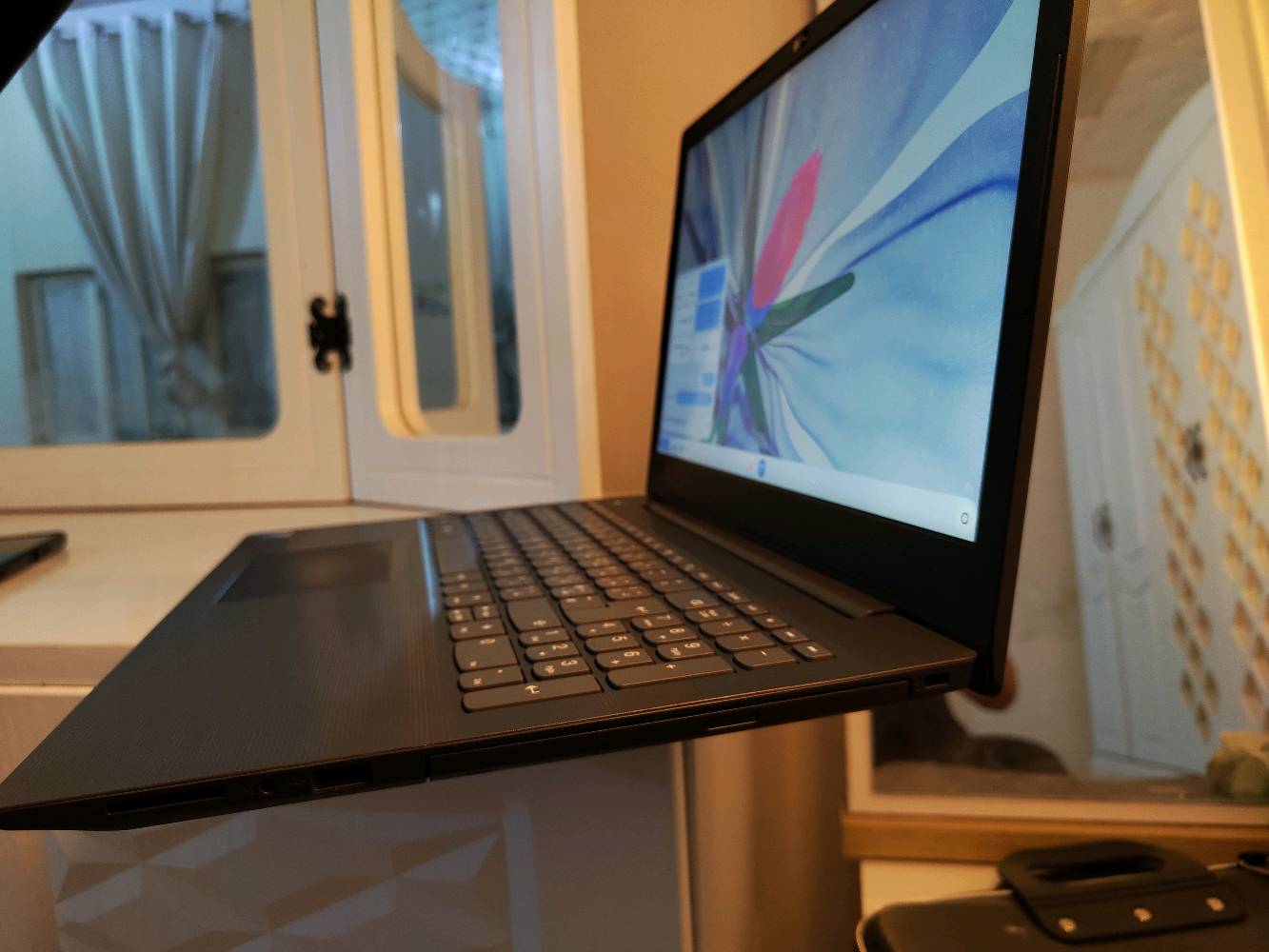 لابتوب Lenovo جديدة مستخدمة قليل/ نظافة 100%
▪️ للدراسة والتصفح واليوتيوب والطباعة.
▪️مزودة بنظام chrome os سهل وسلسل للدراسة (يمكنه تنزيل تطبيقات الأندرويد).
▪️شاشة full HD.
▪️الذاكرة 1 تيرا
▪️حجم الشاشة 15.6 إنج.

🔹 السعر ٣٠٠ الف وبيها مجال .
🔹للتواصل خاص
 او من خلال الرقم + واتساب ***********

#حاسبة #لابتوب
#Lenovo
وين موقعك/المحافظة حتى المشتري يعرف منين يستلمه؟ وهل تقبل فحص عند الاستلام؟: 
بغداد/ المحموية/ حي السلام
الجهاز بيه أي ملاحظات أو خدوش أو أعطال لو كله سليم 100%؟: 
سليم100%