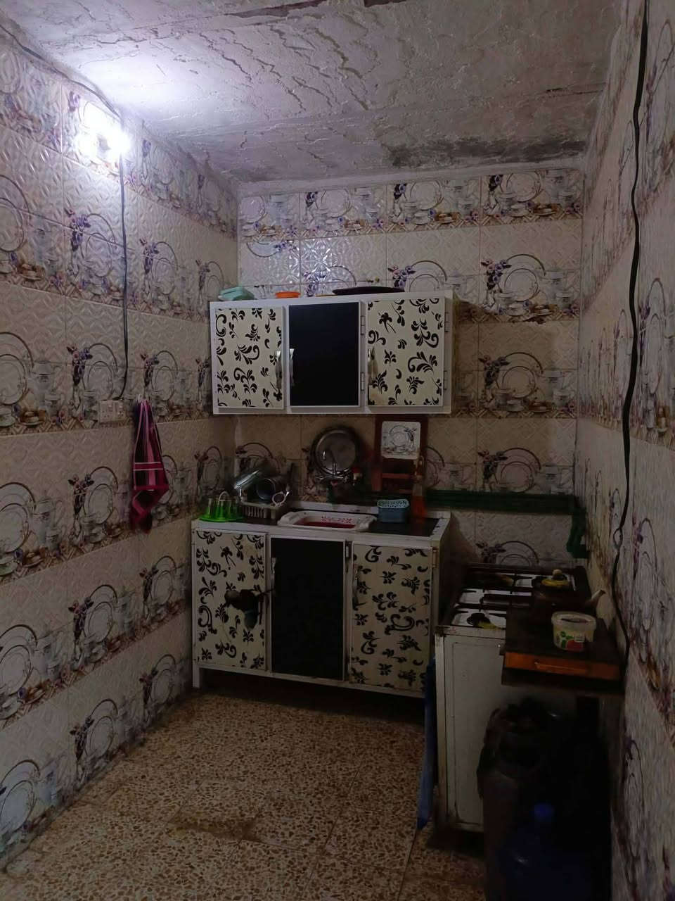 "بيت للبيع في علوة الفحل، مساحة 100 متر مربع، طابو زراعي سند 25. الموقع مميز ومقابل مدرسة عبد الله بن عبد الحسين، شارع رئيسي. البيت أساس صب وسقف شمان. السعر: 34 مليون دينار عراقي. للاستفسار: مكتب حسين النجفي ***********".
