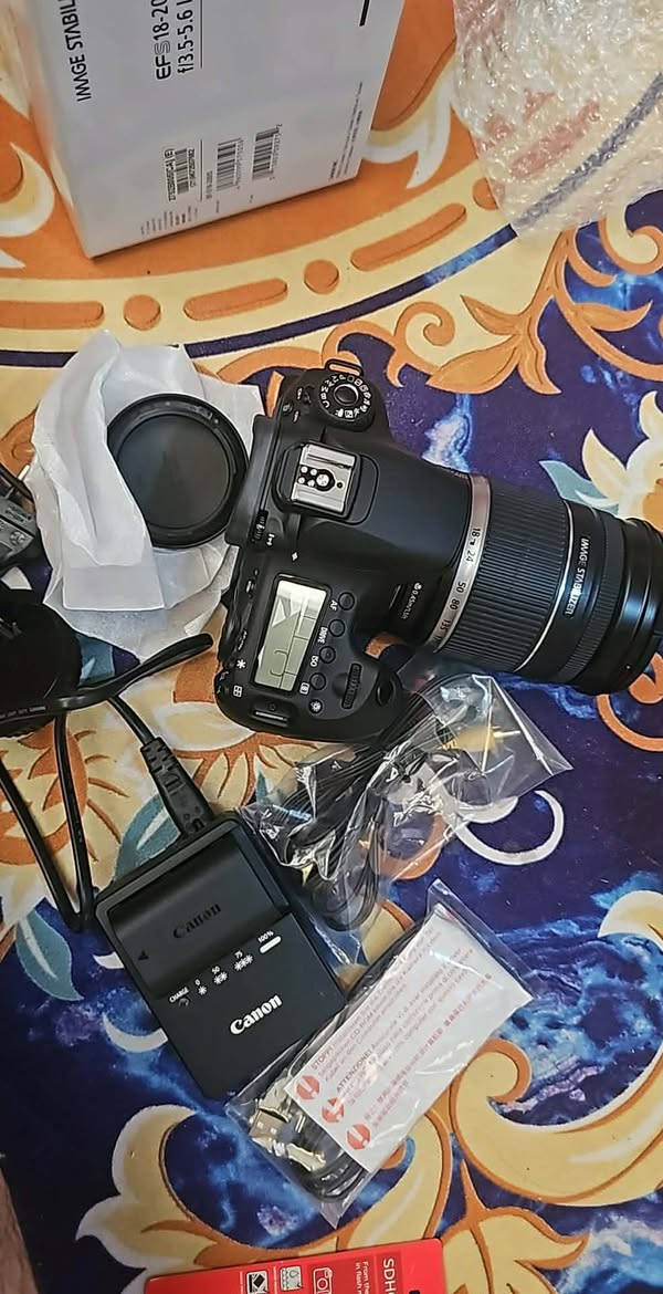 شباب كامرا كانون d60 للبيع 
نضيفة جداً وشترها كلش قليل استخدام شخصي 
مع كاافة ملحقاتها جنطه وشاحن وبطارية وعدسة 18_200
وكارتون وكل كتلوكات وكارتون الشركه موجود 
السعر 430 وبيها مجال للشراي 
مكان بصره توصيل عندي ***********
