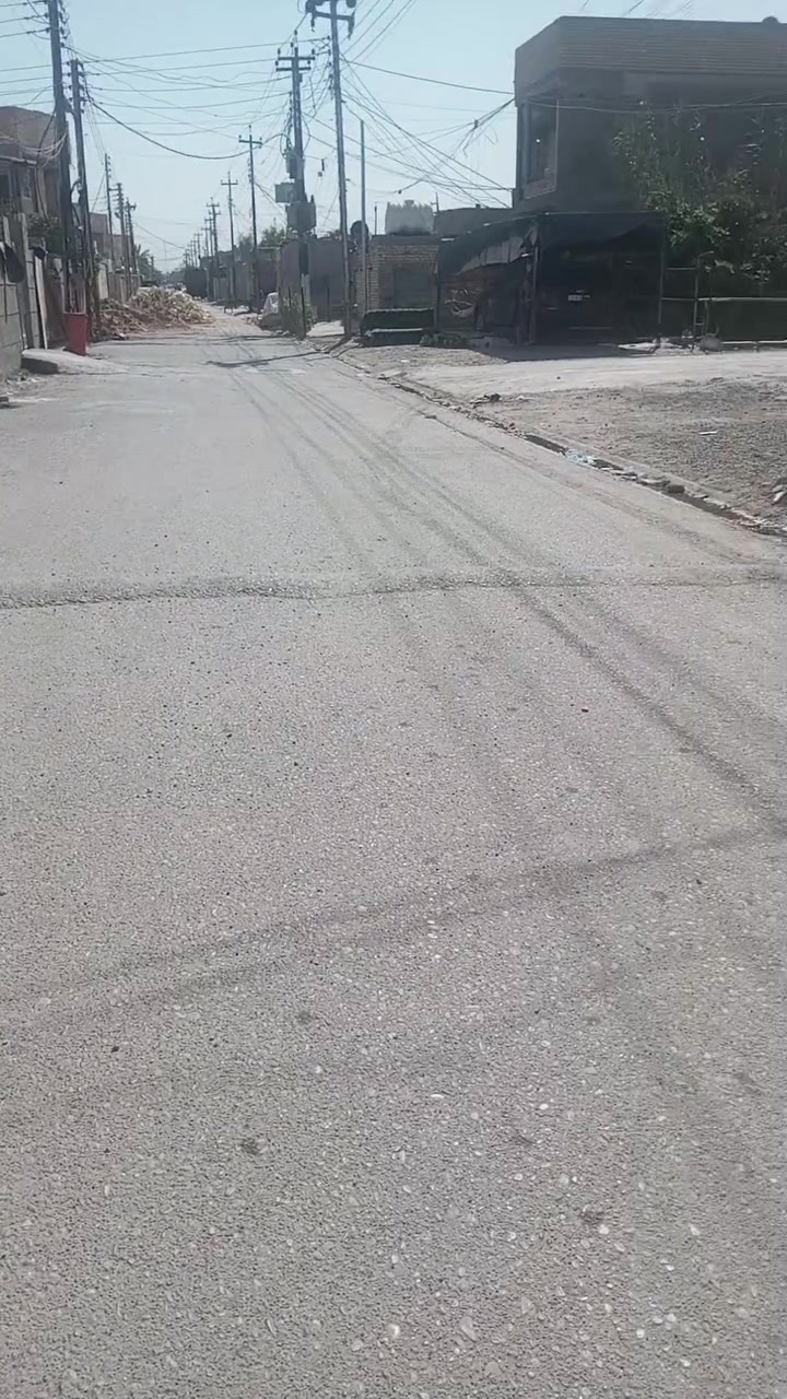 بيت للبيع بحي النصر الثانيه مساحه 90متر زراعي واقع حال قرب مدارس الحق والعدالة *********** وتساب بيت كامل كله بس سقف سندويش يتكون من استقبال وصاله ومطبخ حار وغرفه نوم وترك خلفي
