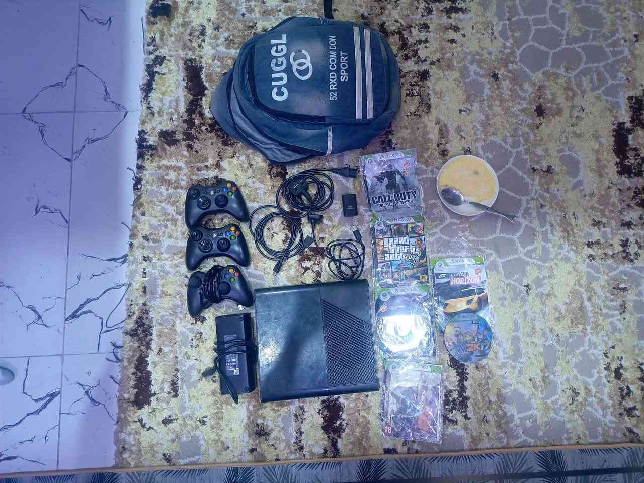 سلام عليكم... 
اكس بوكس 360سوبر سلم وياه هارد 
كامل ملحقات مع 6اقراص و ثلاث يدات وواير شحن و جنطه مالته ايضا و بداخل الجهاز 22لعبه 
السعر: 100و التوصيل مجاني 
الرقم: ***********
