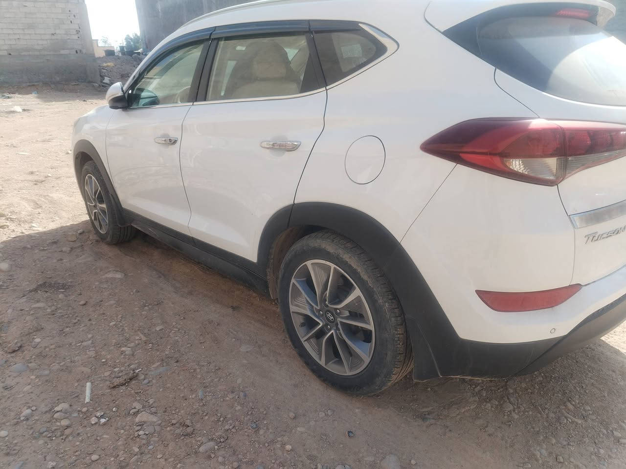 توسان 18 خليجي محرك 200 رقم بغداد بسمي سياره مكفوله من صبغ وضربه بيه بارد بقبق جنطه وبارد بلكصه مال بنيد مري شفط تبريد قطعتين سعره 185 وببه مجال مكان واسط بدره للستفسار***********
