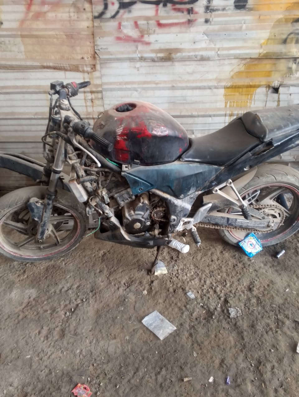 سلام عليكم دراجه للبيع شقالا باتري جديد ،دهن جديد بيهه مكينه وشلعه تخبل دراجه مامقسولا ابيعك كوم حديد اكفلك سرقة سعر 400وبيهه مجال مكاني بغداد النهروان ***********
