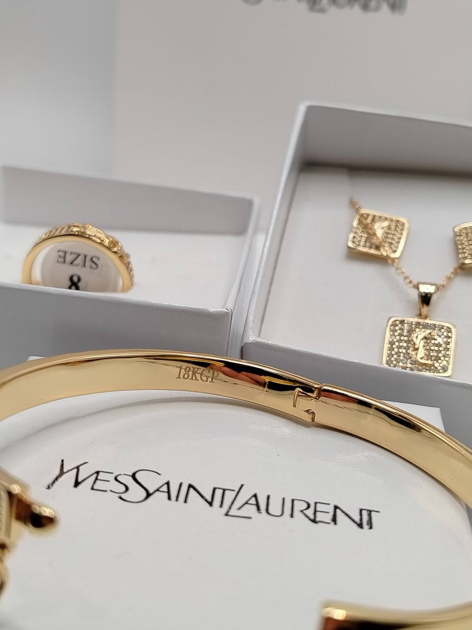 سيت ماركة سان لوران مختم طلاء مع الملحقات يوجد توصيل


**إذا كنت صاحب هذا الإعلان وتريد حذفه لأي سبب، رجاءا أرسل رسالة إلى الدعم الفني**