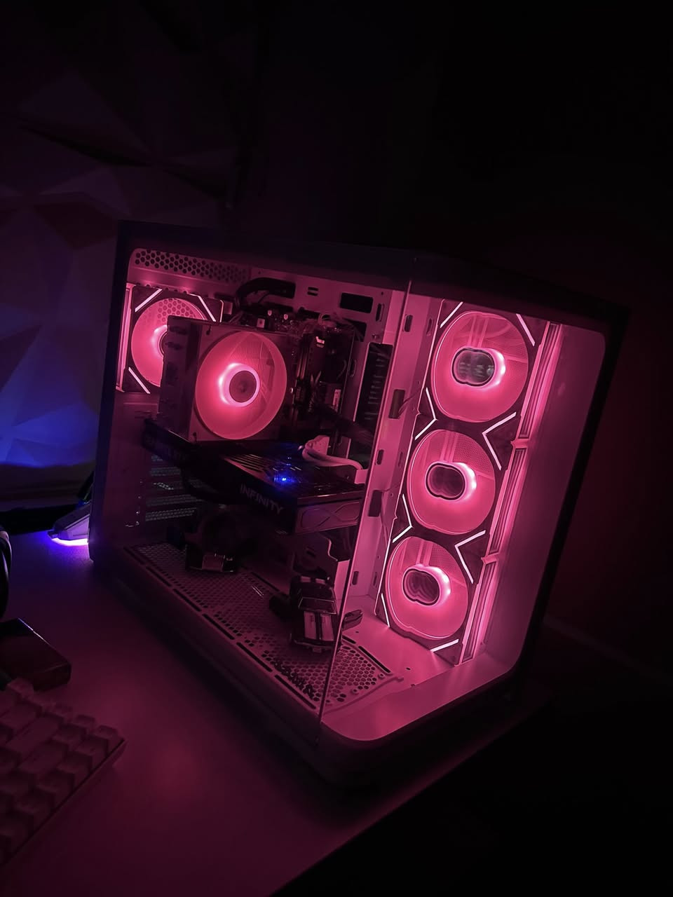 ( استعمال كلشش  قليل  وصارله شهر مشتريهه))حبايبنا الطيبين مساء الخير الرجاء قراءة المنشور كامل ( سيت اب كامل للبيع بدون نقص  اي شي)ملاحضه ابيع سيت اب كامل او الكيس وحده   

معالج i5 13400f
كرت الشاشة  RTX 5060 8G 3 fan
الرامات 16 8x2 ddr4 3200
التخزين NVMe ssd 1TB
المذر بورد prime b760m-k D4
تبريد المعالج deep cool مروحة 
فانات الكيس من ليان لي 
بور سبلاي atlas 750W
الكيس من sama فد شي شگاكي 

الميز قياسة
200x70x70 mdf
بي كيبل مانجمنت وفتحات للوايرات

شاشات 2
Msi 200hz 27” MAG274F
Dell 60hz 22”
ستاندات شاشة 2 

ستاند تلفون (هدية)

سبيكرات خارجية hb

ماوس اتاك شارك x11
كيبورد E-YOOSO وايرليس وبلوتوث وواير
ماوس باد ضد المي من شركة امباير ستور

سماعتين 
هايبر اكس كلاود 2 وايرليس
الثانية ماعرف شسمها بس هم خوش شركة

مايك ريدراكون

جوستكات 2
كرسي قيمنق نوعية عادية

كراتين الغراض كلهة موجودة يمي، والسيت اب كامل استعمال شهر  عدة السماعة
انطيك ضمان فحص فقط  افحصهه الك . من تطلع من عندي اني ممسؤل
السعر السيت اب كامل ( 3,500,000) توصيل موجود 
بي مجال بسيط
متواجد واتساب
***********

