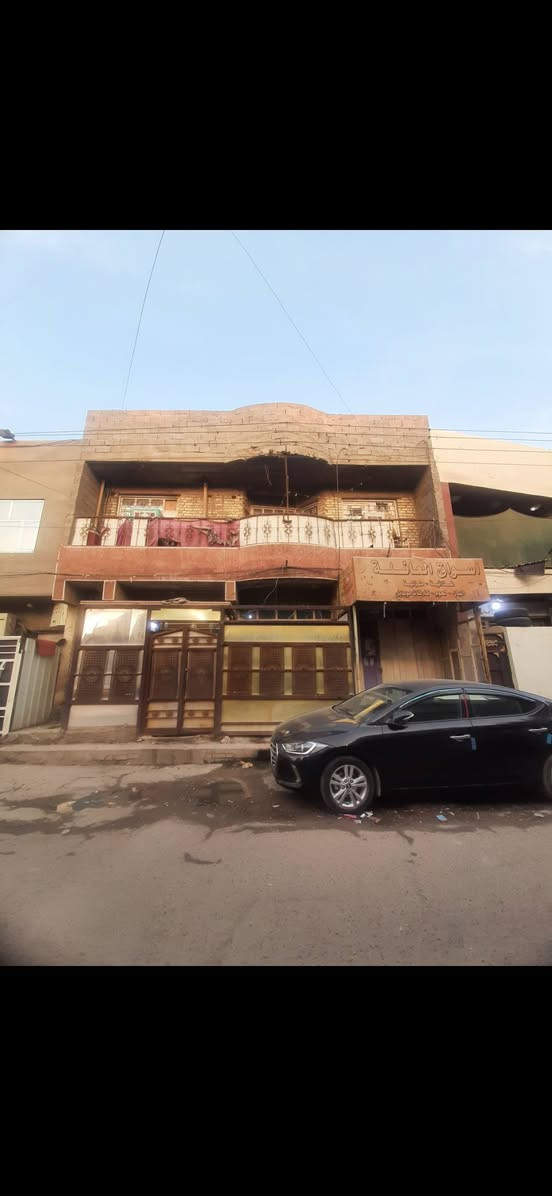 سلام عليكم بنايه للبيع مساحه 100 م ملك صرف مشاع تحتوي على شقتين مفصولات  +محل  مطله على ثلاث شوارع مميزه  وتجاريه ومأجره بل كامل كامله خدمات ماء كهرباء تبليط وجميع الخدمات متوفره سعر خاص للإستفسار الاتصال على الرقم ابو رسول الشمري *********** ومتواجد خاص
