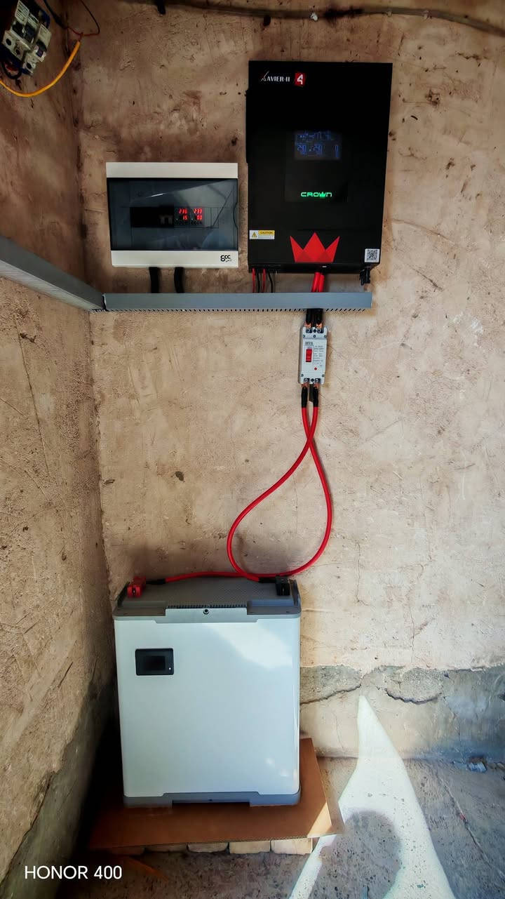 السلام عليكم ورحمة الله وبركاته :
عمل اليوم منظومه 5امبيرفي الرضوانيه الغربيه في قرى السعدان للخال منعم حميد  تكونت من انفيرتر 4 كيلوا واط من شركة CROWN IP21  مع بطاريه 7.5 كيلوا واط بقدرة تشغيل 5 ساعات وامكانية تحديث المنظومه لل12امبير مستقبلاً. 🌹🌹🌹🌹
مزايا الجهاز:1.WiFi.
2.يربط حتى 6اجهزه اخرى.
3.صوت مراوح هادئ.
4.شاشه لمس.
5.تحديث البرنامج بشكل دوري من الشركة الام عبر الانترنت.
للتواصل مع : شمس المستقبل    🌷🌷🌷
***********
***********
متوفر نظام الاقساط 🌹🌹🌹🌹🌹🌹🌹
