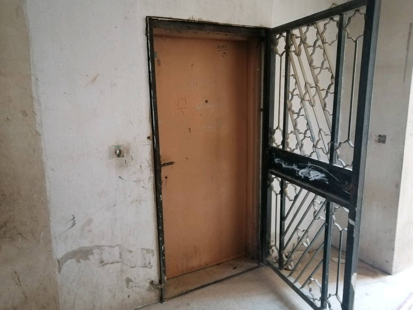 السلام عليكم شقة للبيع في المحمودية مجمع القادسية ارضي عمارة ١٨٥ شقة رقم ٦ تحتوي على غرفتين نوم و صالة و مطبخ و صحياتمنفصلة و بيها حديقة بسعر ٤٥ قابل للتفاوض 