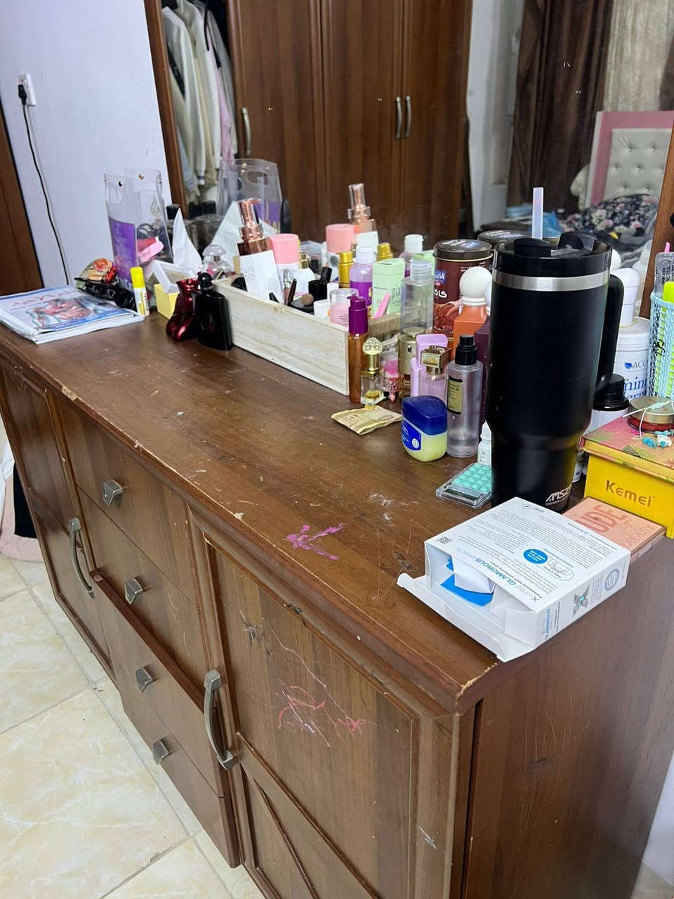 أغراض للبيع الغرفه المنام ١٥٠ الف الكاونتر ٢٠٠ الف بيه مجال ع ***********
