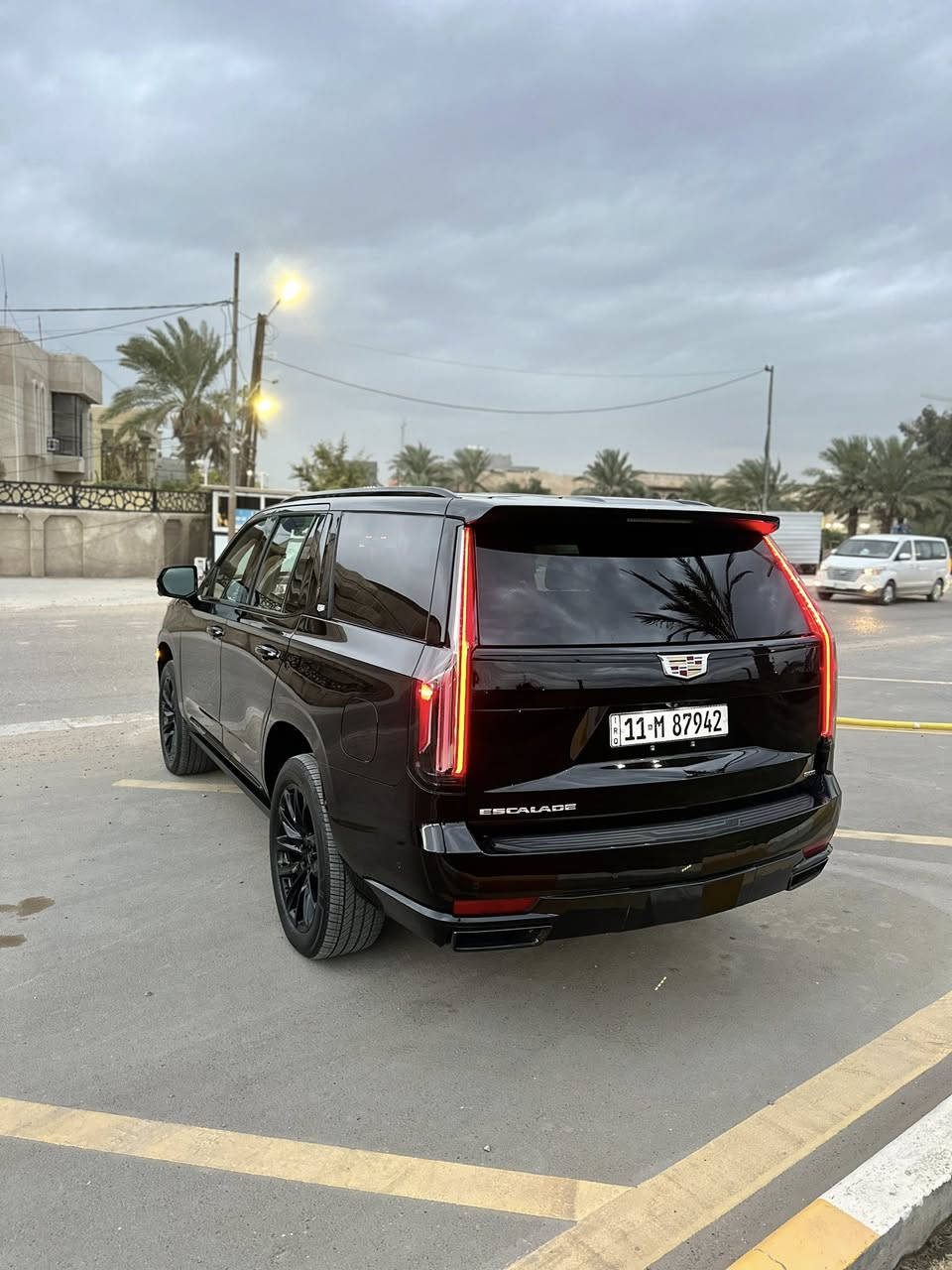 السلام عليكم
كديلاك اسكاليد موديل 2022  فول مواصفات اعلى فئه شنو تريد بيها 
وارد امريكي 
رقم بغداد باسمي 
ملاحظه مكينه السياره و الكير و جميع الكهربائيات مكفوله من كلشي على وضع الشركه
ضرر السياره جاملغ امامي جهة الراكب فقط مبدل و مصبوغ و الجاملغ دافع على الباب مال الراكب و انصبغ ربع الباب هذا ضرر السياره غير هذا الحادث كفاله مابيها كلشي السياره مابيها اي كلوب مشتغل و لا بيها برغي نقص من الدعاميه للدعاميه مابيها مصرف ربع دينار 
مواصفات السياره فول للاخير شتريد بيها و كلش هواي مراح اذكر منها بس المهم
 داخل اسبرسو بالون الاسود
36 سماعه 
كراسي مساج 
دركه اربي ام و هاي تجي كلش قليل بالكديلاك 
دوسات كهرباء 
تنته شامو بالكامل 
وباقي مواصفات الكديلاك معروفه 
ماشيه 57 الف 
مكان السياره بغداد حي الخضراء 
السعر 635 ورقه 
رقمي ***********
