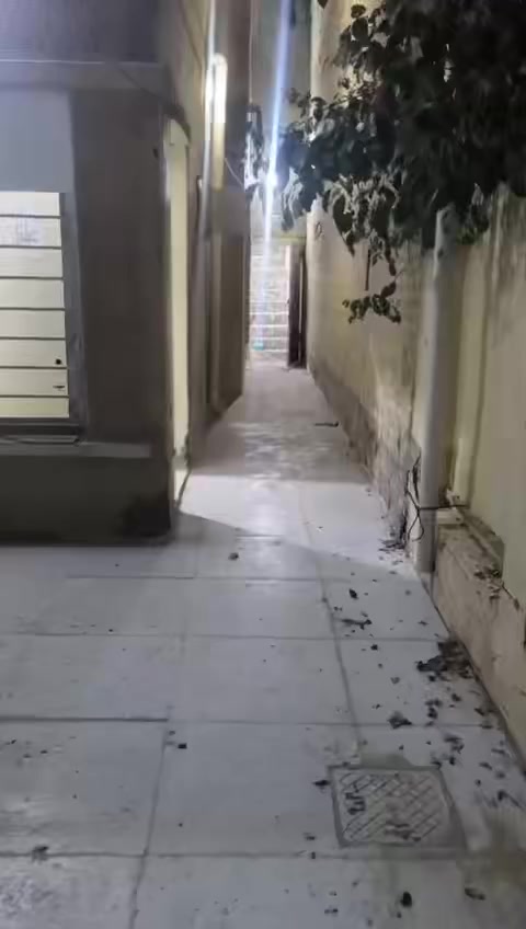 بيت للأيجار الجنينه موقع مميز
يحتوي على استقبال غرفه مطبخ صحيات كراج سطح الاجار 750 
***********
