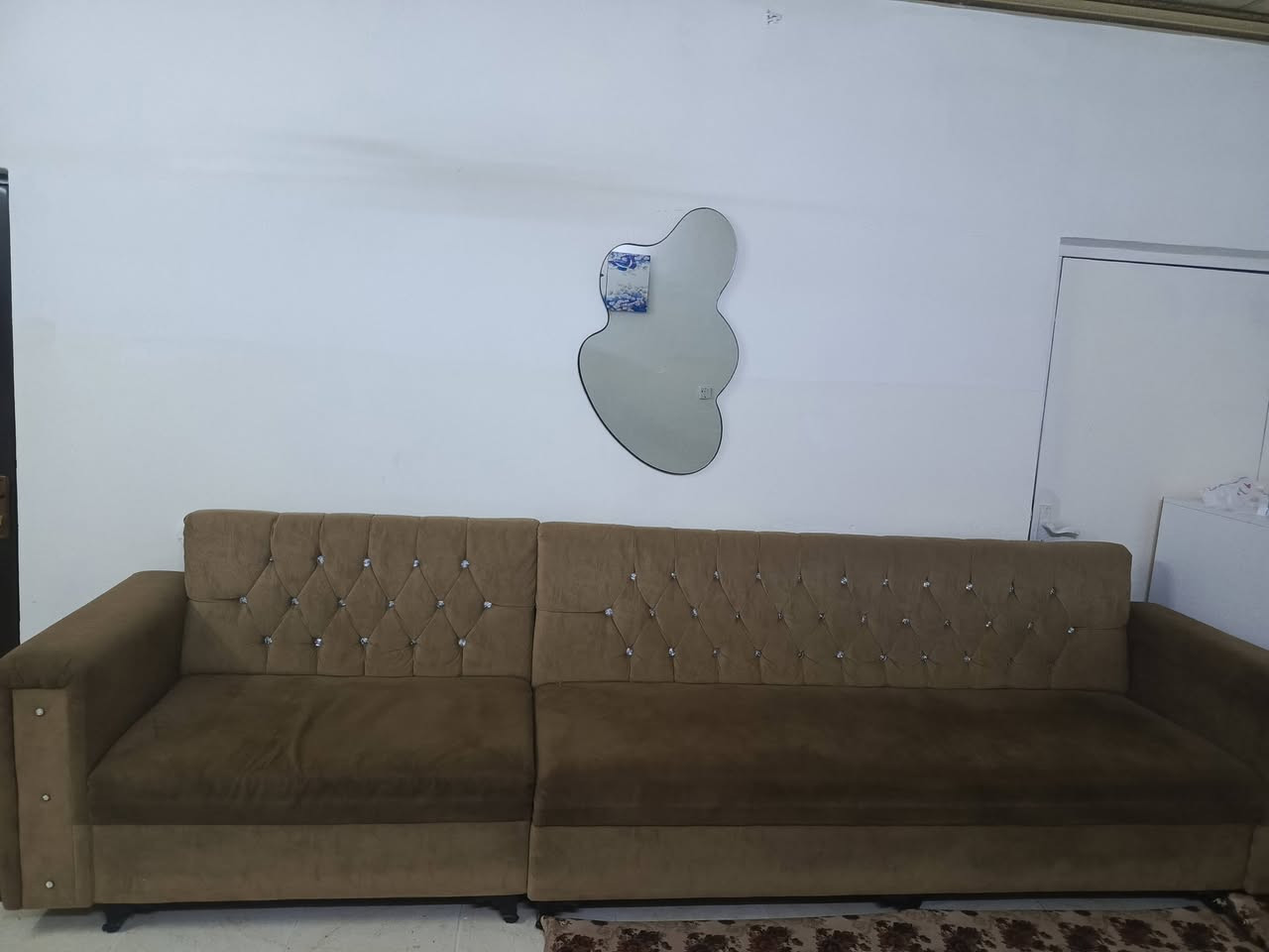 ديوان 6 امتار للبيع سعرها 150الف للستفسار مراسلة الصفحه او اتصال عالرقم 📞📞 ***********
