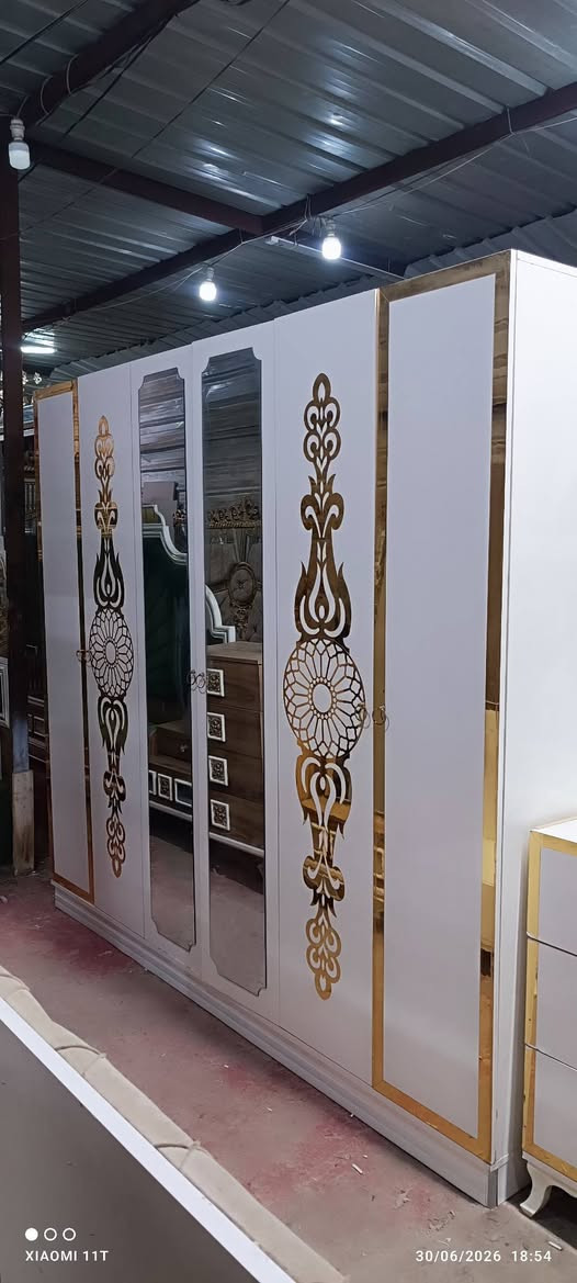 اشتري اي اثاث وغرف نوم ***********
يوجد غرف تركي نظافه فول ع شرط 10 قطع وتسع قطع وخمس قطع 
كنتور بابين...  مكاتب زجاج...  تخم تركي...  سبورات...  طاولة طعام 6 كراسي... طباخ... ثلاجه 
حيــــــــــــــاكم الله مراسله واتساب ماسنجر.
