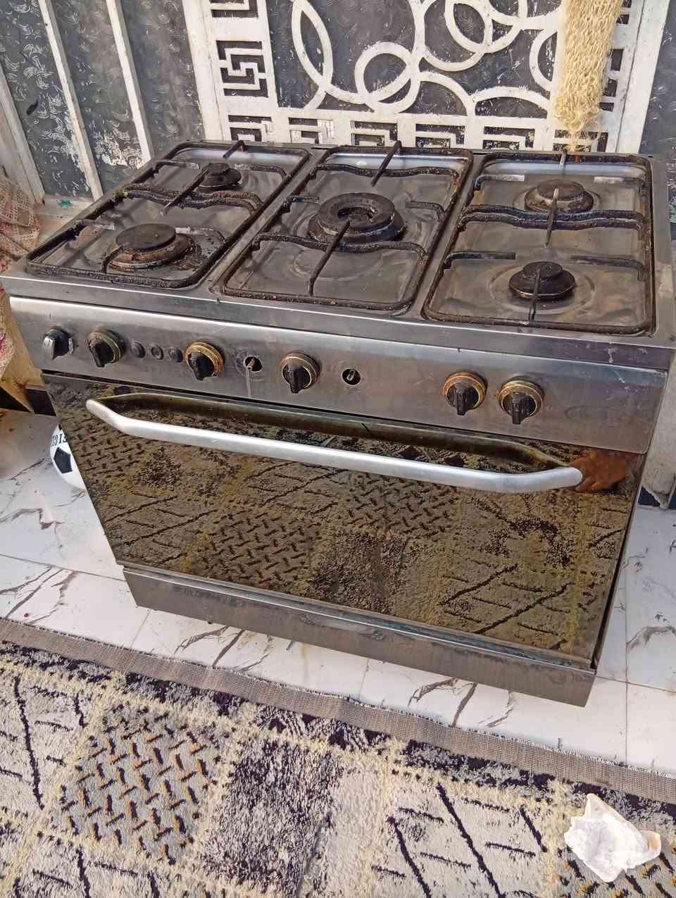 السلام عليكم طباخ نضيف عيونه 5شغالات والفرن شغال سعر مناسب 90وبي مجال الشراي يتصل ***********
