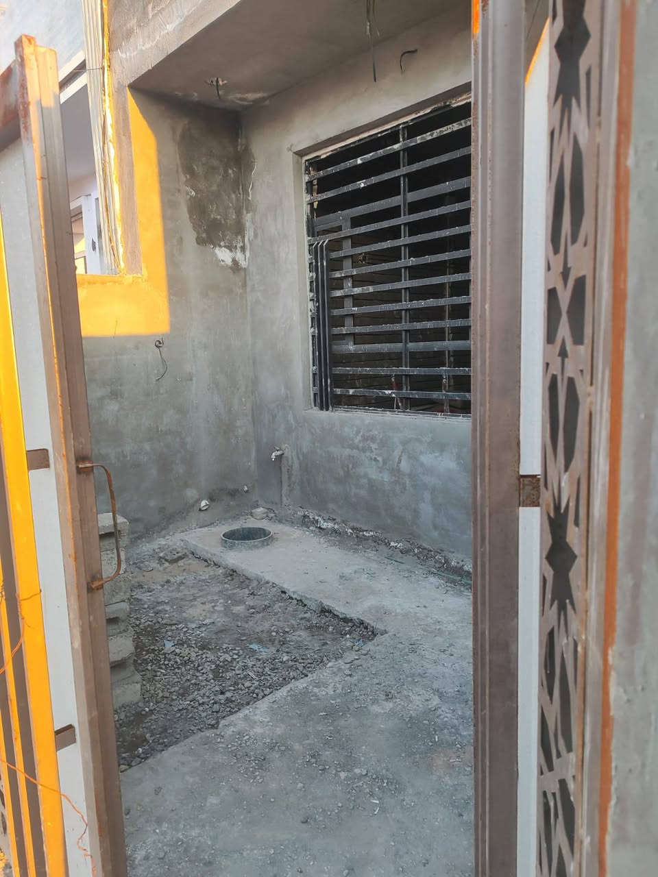 السلام عليكم بيت للبيع الموقع الغزالية نهاية شارع البدالة مقابيل جامع الحديثي زراعي سند ١١٧ المساحة ١٣٠ متر طابقين بي ورقة من البلدية وبي ورقة صفرة البيت بي جص ويرادلة بياض وسيراميك وتقفيل والسعر مناسب للاستفسار على هاذا الرقم وبي واتساب ***********
