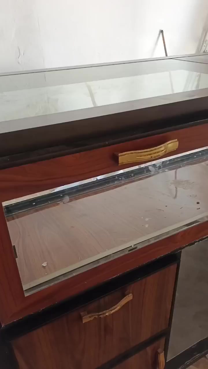 فاترينا قاصه متعددة الاستخدام
عرض 3م ارتفاع متر وربع وزن الثقيل 
نظام كاشير مجر وباب بيها  معا خانات خزن قفلها ٣٥٠


**إذا كنت صاحب هذا الإعلان وتريد حذفه لأي سبب، رجاءا أرسل رسالة إلى الدعم الفني**