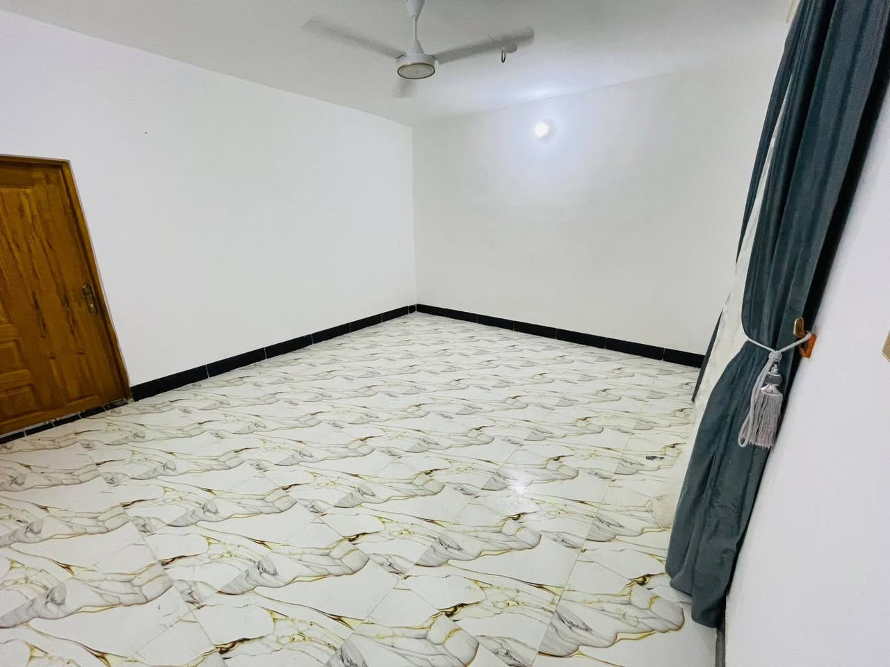 سلام عليكم من رخصت مدير الكروب دونم مع بيت البيع جاهز من كلشي مضيف ٦ متار غرف نوم ٢ هول مطبج جارجي صحيات البيت وصحيات الخطار خارجيات وشو المقطع البيت جاهز من كلشي مكان حلو قرب معمل الغاز قرب ابو حسين ابو سراميك الخفاجي قرب جبله قرب شارع العام البيت فارغ جاهز اخوكم سيد خالد /*********** /*********** كل الخدمات موجوده من كلشي
