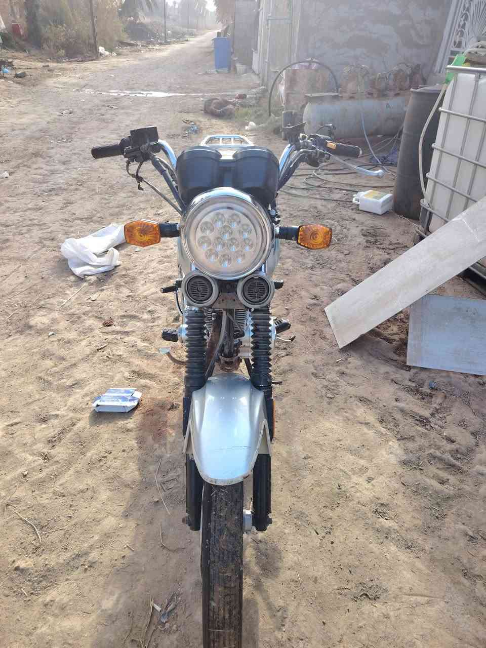 السلام عليكم داوين كلك مكفول مديل 22مكينه برغي مامفتوح بيها  بيها نواقص اشاير خلفيه وقبق تانكي كامله دراجه متروكه مكاني كربلاء شارع النجف ب550وبيها مجال ***********2و***********
