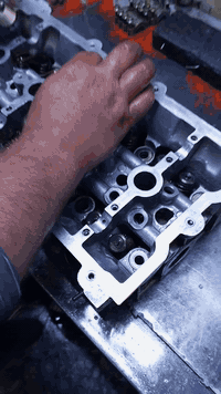 السلام عليكم ورحمه الله وبركاته الإخوة الطيبين مستمرين بلعمل تجفيت وصيانة كافة أنواع المحركات التيكو مع ضمان العمل التجفيت 6اشهر بستم ياباني رنك كوري أمريكي ياباني 
احب انوة فد شغلة اليوم عن التجفيت من انجفت سيارة ماكو شي بلمحرك ما يتبدل كلشي جديد يرجع وكالة واضبط الغراض الأصلية التنشد والله اضبط من الف محرك بحيث تمشي ال2000على دهن شرط اجر القطرة اصفر شغل مضبوط 
اما تريد تلزك وادور ابو ب500وال600كبل أكلك اشتري مكينة 
ما اشتغل هيج شغل 
واني اليوم العالم تعرف شنو شغلي وعملي ما اخرب عملي 
على كم واحد 
والله تجي سيارات مهجومة براغي مسولكة شغل مو صحيح 
انوب الموديل الجديد يضرب الكازكيت سليكون ويشد هههههههههههه 😂 اول مرة اشوف هيج شغل 
وخابصينا الكازكيت الحديد انت تدري الكازكيت الحديد شنو تأثيره راح يجي هسة فيلسوف يعلق الكازكيت الحديد المضرة مالتة اذا حمت السيارة كبل يعوج سلندر وكور بلوجة 
والشغلة الثانية ادوانز آلة محسن 
هاي الحديد 
أما الازبسزت المغلون بالحديد الاصلي هاي لو تحمة مرتين يتحمل ليش بي عازل حراري بين السلندر والكور وحتى من يضرب بس هو تبدلة يعني تاثيره على محرك قليل أما الحديد لا مباشر يعوج سلندر والكور الوجة 
اني من احجي الك والمصلحتك 
أما المحركات اني ماعندي اي علم بيهن هي ركية لو حمرة لو بيضة 
اني احجي اختصاص 
محرك التيكو قوي يتحمل اقوى الضروف والله اني عن تجربتي اقوى محرك  اقوة من الكوري والياباني ليش 
يتحمل دهن مو زين دهن تجاري أما الكوري أو الياباني بس ادير دهن مو زين كبل يتفلش لو يصير بي صوت بنفس الوقت هاي مقارنة
والكل الفيترية تعرف 
أما كير التيكو نحجي ميكانيكي كير قوي اربع نمر 
بس اهم شي كل 60الف يتبدل الدهن تحافض علية 
أما تتركة تهملة أهنأ دكوم جوزة الضغط وراها جوزات هاي سبب الإهمال
أما الكهربائي يعتبر كير عادي فقط إضافة منضومة والعطل 
اليصير هو الماطور ما يسوي إدامة يخلي وسخ وينترس دهن وتراب وطين يكوم يحمى ينتهي الماطور من يحمى يحرك الدهن اول ما تعطل الطوبة بوستر ليش هي جوب الحرارة تأثر عليها أو عدم تبديل دهن المنظومة هاي كل 6اشهر يتبدل  دهن الها لانهو لزوجة الدهن تنتهي 
اني اليوم من احجي شي هاي كل دول العالم عدهم شركات تأمين وصيانة احنة أهنأ بلعراق ماكو 
حتى اذا صارت شركة ياخذون أجور العاملين والغراض عالية 
يعني اكبر زبون يطفر بسبب الغلى 
وكثير من الأمور تجي واني اليوم اشتغل كلشي 
واهل السيارات التيكو الاشوفة الأكثرية ما يهتم بلسيارة يحب يضرب كير ويطلع 
واذا جرت عدل يعوفها بحيث الجوينات تيبس عدم صيانة 
ومن يصير عطل كلها تطلع علية اجر ليش لانهو ماكو إدامة 
اني اذب أكثر الإهمال على صاحب السيارة 70بلمية 
لانهو عدم تنضيف السيارة المحرك غسل إدامة متابعة الدهون كير محرك نوزلات جويتر بلكات وفحص كلشي هاي أكثر شي مهمول ومن يصير عطل تلاص علية 
اليوم احب انوة الكم مع تحياتي للجميع 😘 وهاي الي وان اني راح اشتغلها بس اكمل السيارات العلي بس ليش كلها تتطافر منها هههههههههههه 😂 
اخواني اي احد يحتاج شي مساعدة رقمي موجود ***********
