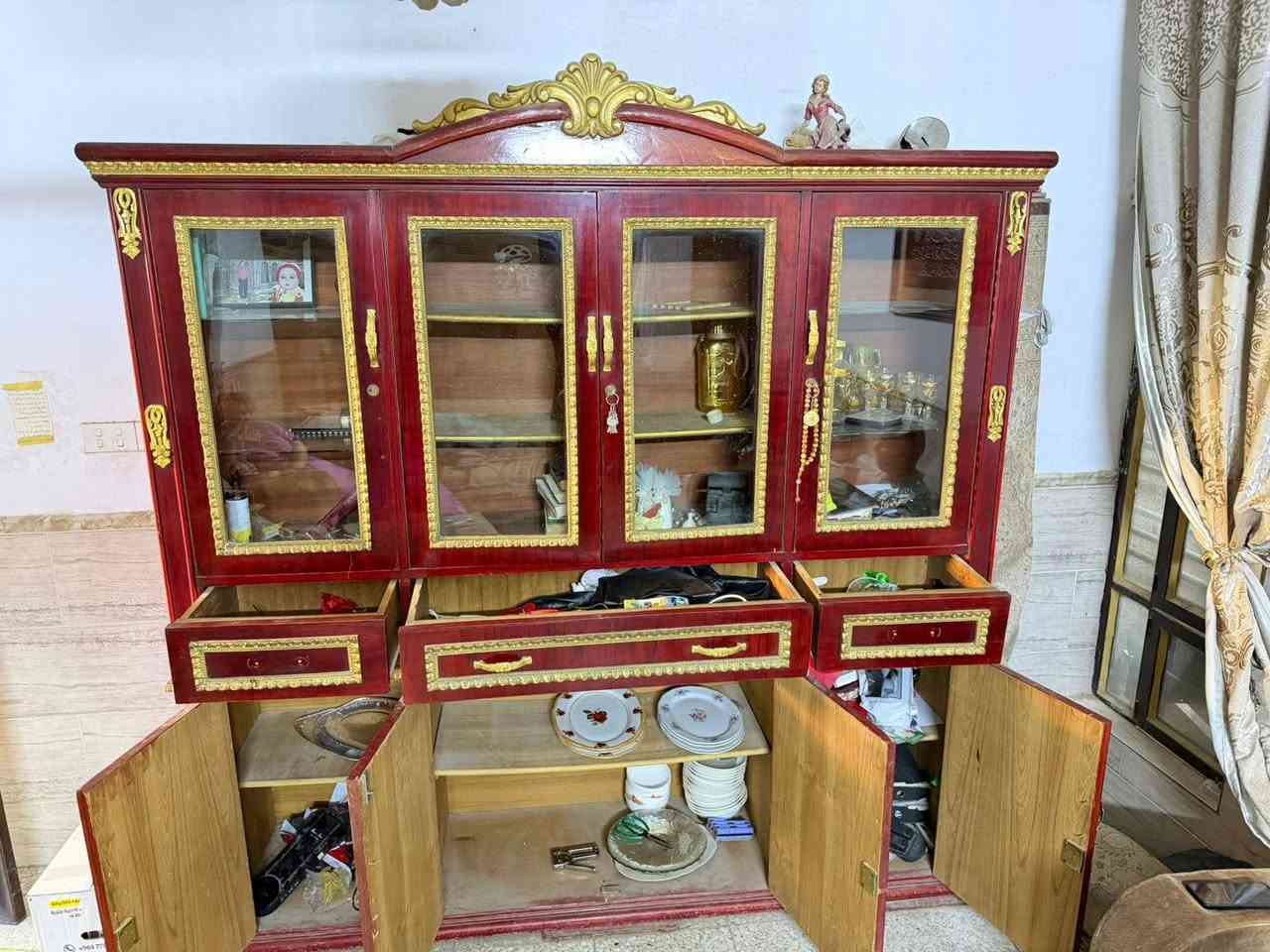 السلام عليكم معرض كامل للبيع كما موضح بالصورة نظيف درجة أولى العنوان البياع المواصلات السعر ١٥٠ الف ***********
