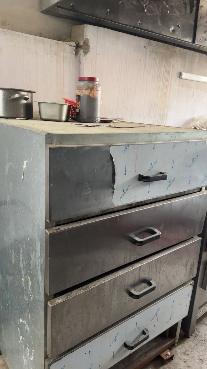 اغراض مطعم افران شوي ثنين طبقات وهواي غراض اكو كلها نضيفة ولاكن متروكة فقط تنغسل
كلها شغالة شرط ***********
