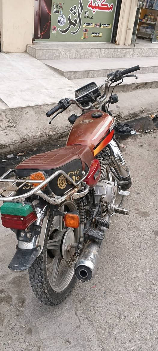 السلام عليكم ماطور سيفان للبيع موديل 19 وراق موجود محرك ما مفتوح وايرمنيه كلها تشتغل سعر 320 بي مجال سلف شغال وضع شركه للستفسار تصال علا رقم ***********
