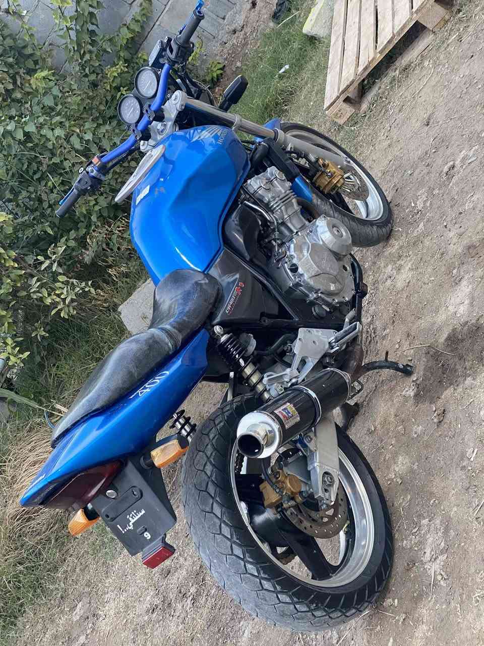 ‏السلام عليكم 
‏دراجه سيبي فور 400 جيل ثاني ١٦ ولف أوراق كامله دراجه اول وثاني وثالث  بطناش دراجه مال واحد جناي مكينه وكير كفاله دراجه مابيه نقص نضافته  كدامك صورة كهربائيات كله شغاله لايت بك لايت أشاير  دشبول كله شغال
‏معدل ١٨٠ شرط  نكره بكل وقت مكان دراجه كربلاء. السعر 20$ ورقه
***********
