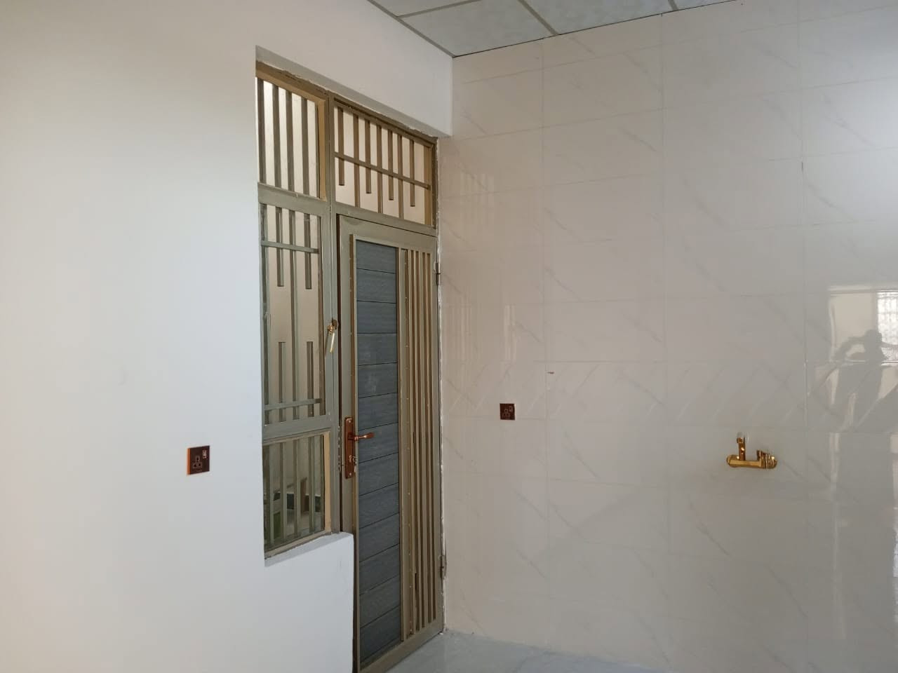 🏡 فرصة مميزة للبيع في بعقوبة – منطقة أم العظام 🏡

إذا كنت تبحث عن دار جاهز للسكن بموقع متميز، فهذه فرصتك.

📍 الموقع: بعقوبة – أم العظام، قرب مزرعة حكاية وجامع سيد إبراهيم.

✅ المساحة: 100 متر
✅ الابعاد: (8 × 12.5)
✅ ركن
✅ غرفتين نوم
✅ صالة
✅ مطبخ
✅ غرفة استقبال
✅ صحيات داخل وخارج
✅ بناء حديث وجاهز للسكن
✅ ضمن منطقة سكنية مخدومة
✅ سند 25

دار أنيق ومناسب للعوائل، يتمتع بموقع هادئ وقريب من الخدمات الأساسية، وجاهز للسكن الفوري.

📞 للحجز والاستفسار الاتصال بنا.
***********‬‏
***********
